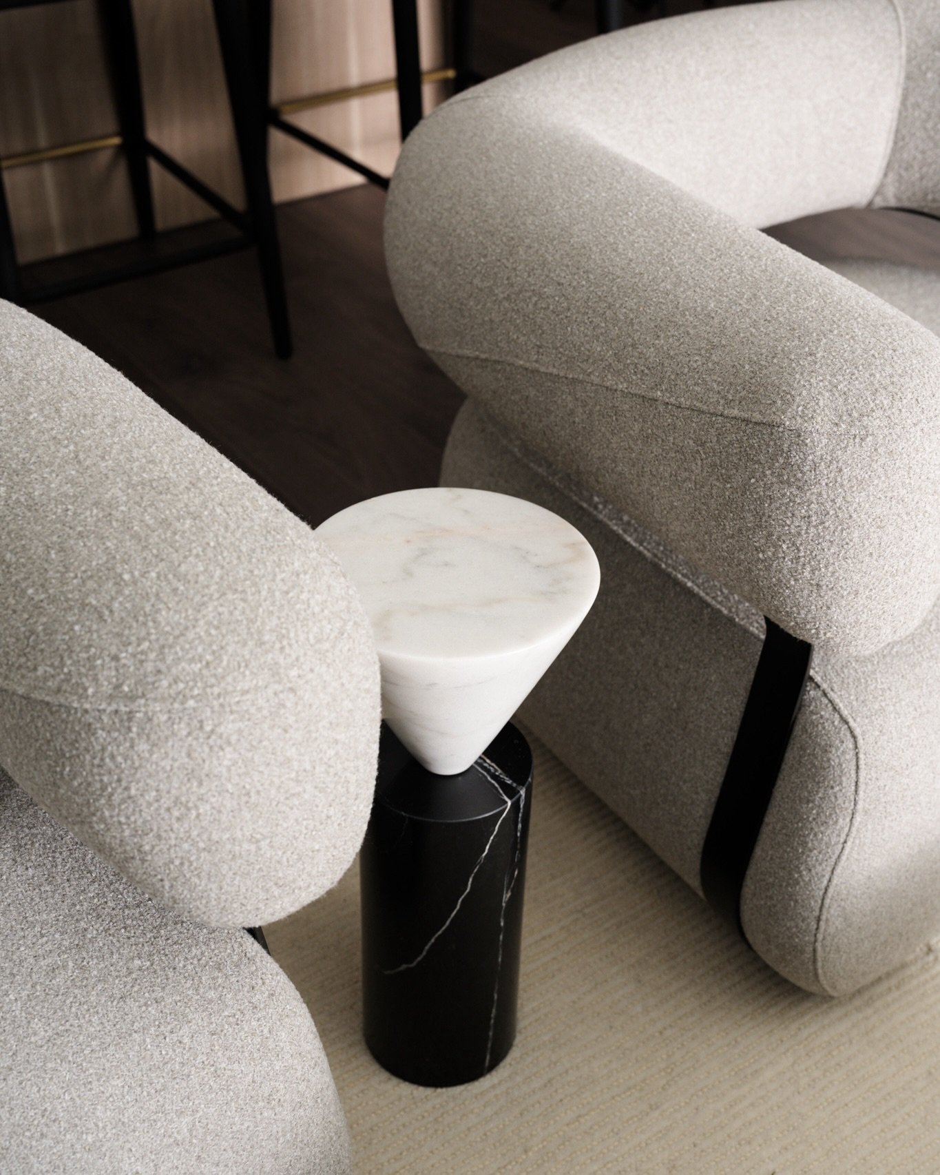 I love a room with things to discover.

A curve here. A little marble there. Sculptural furniture, stacks of books, collected objects, and art tucked into all the right places.

Basically the longer you look around @travispernellinteriors&rsquo; Mapl