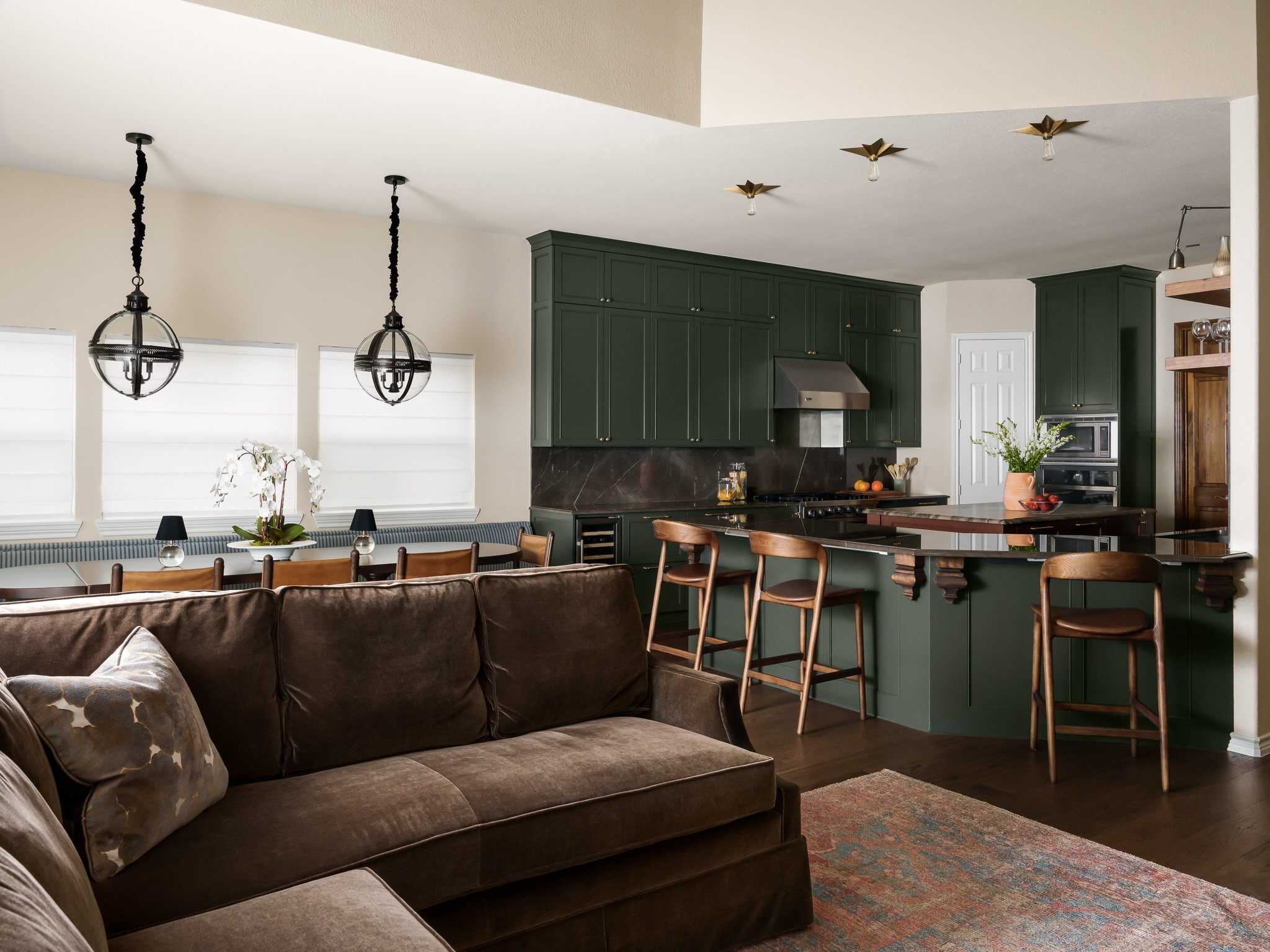 There&rsquo;s something about bringing the colors of nature indoors that just works for me. Deep forest green, warm wood, rich leather, stone, and brass

Design: @chelseadunn.design
Photography: @stacymarkowphotography

#greenkitchendesign #dallasint