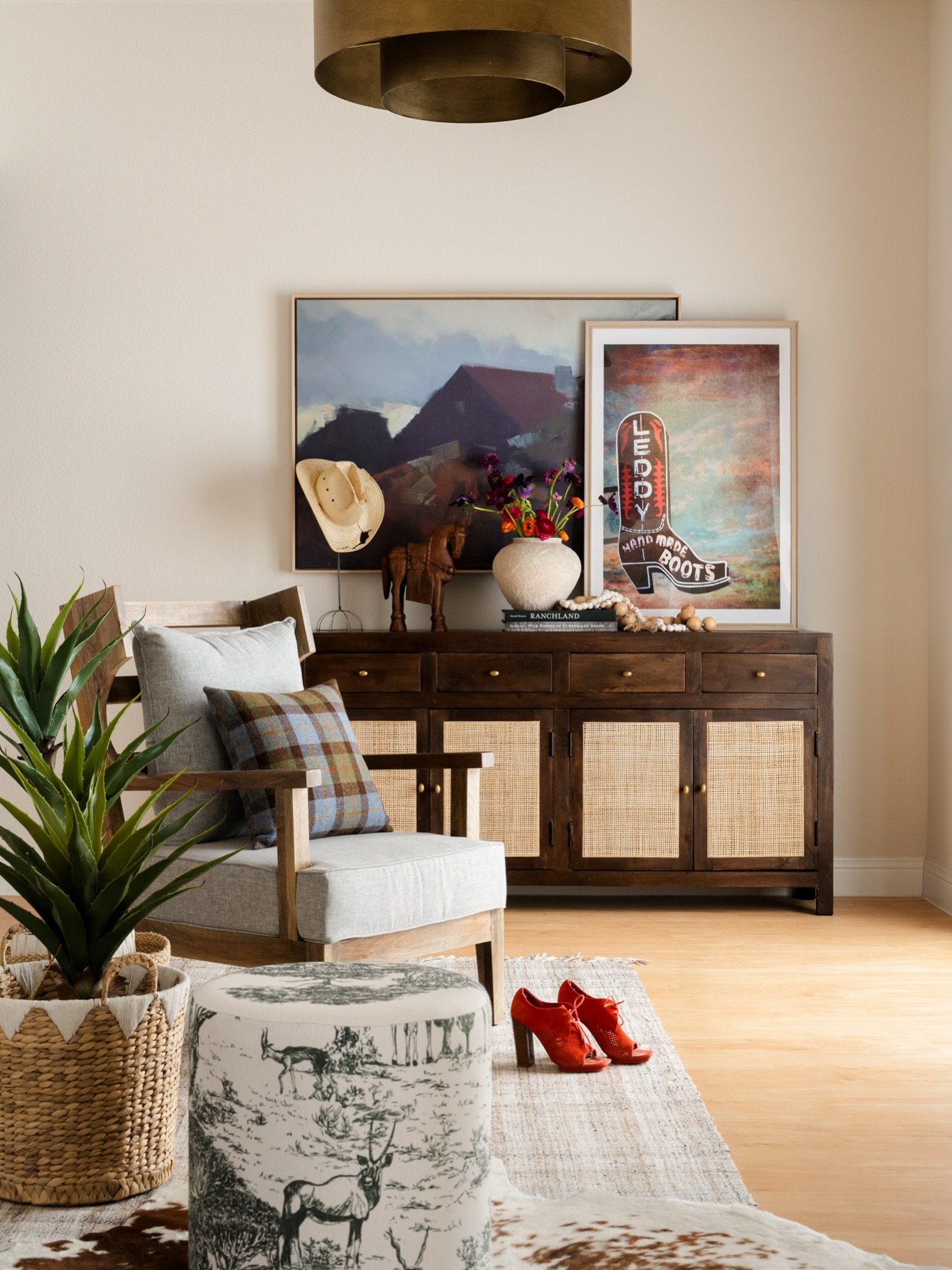 Cowhide, cowboy boots, a hat casually hanging out with the art, warm wood, woven textures, and just enough color in this beautiful office designed by @britneyratto 

Design: @britneyratto
Photography: @stacymarkowphotography

#texasinteriordesign #we