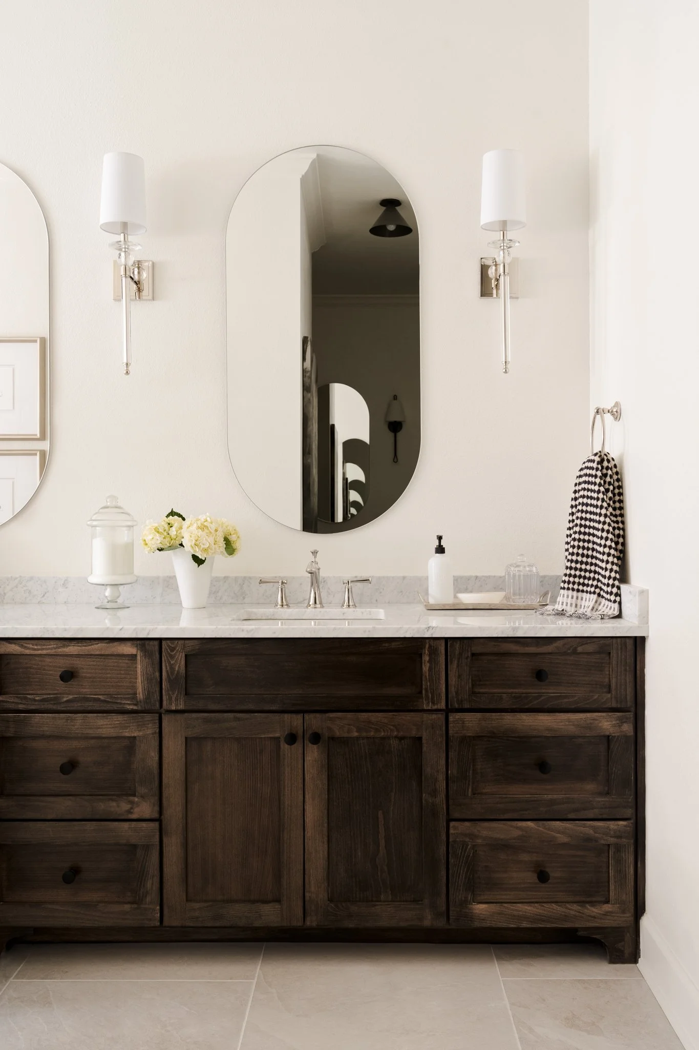 dallas-modern-bathroom-photography-textured-wallpaper-vanity.jpg
