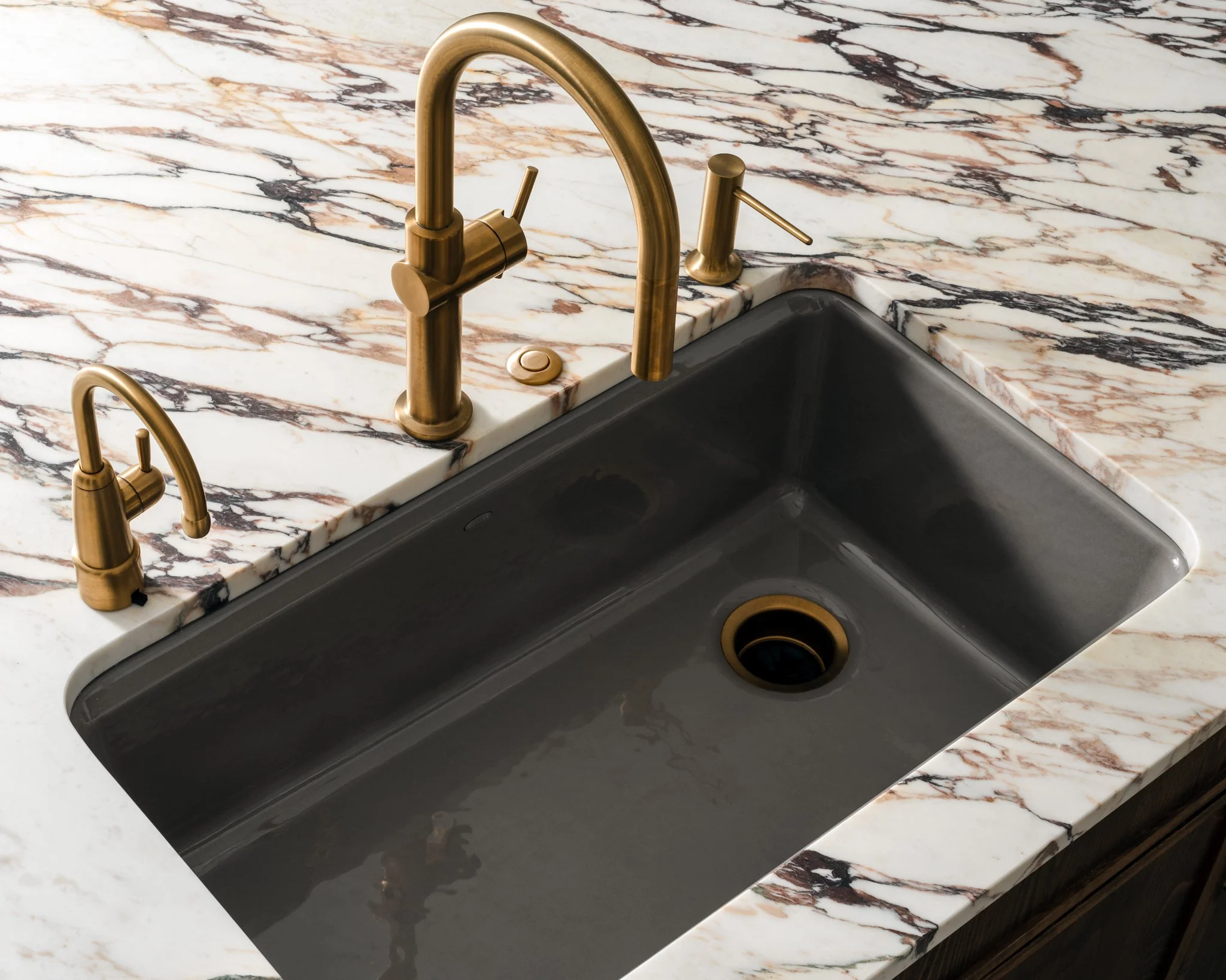 black-sink-brass-faucet-kitchen-detail-photography.jpg