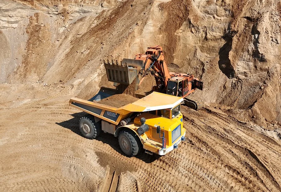 How to Choose the Right Sand and Gravel Hauling Service Near You