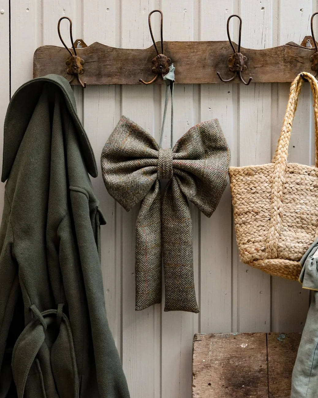 The Clò Mòr Bow - A large Harris Tweed decorative bow