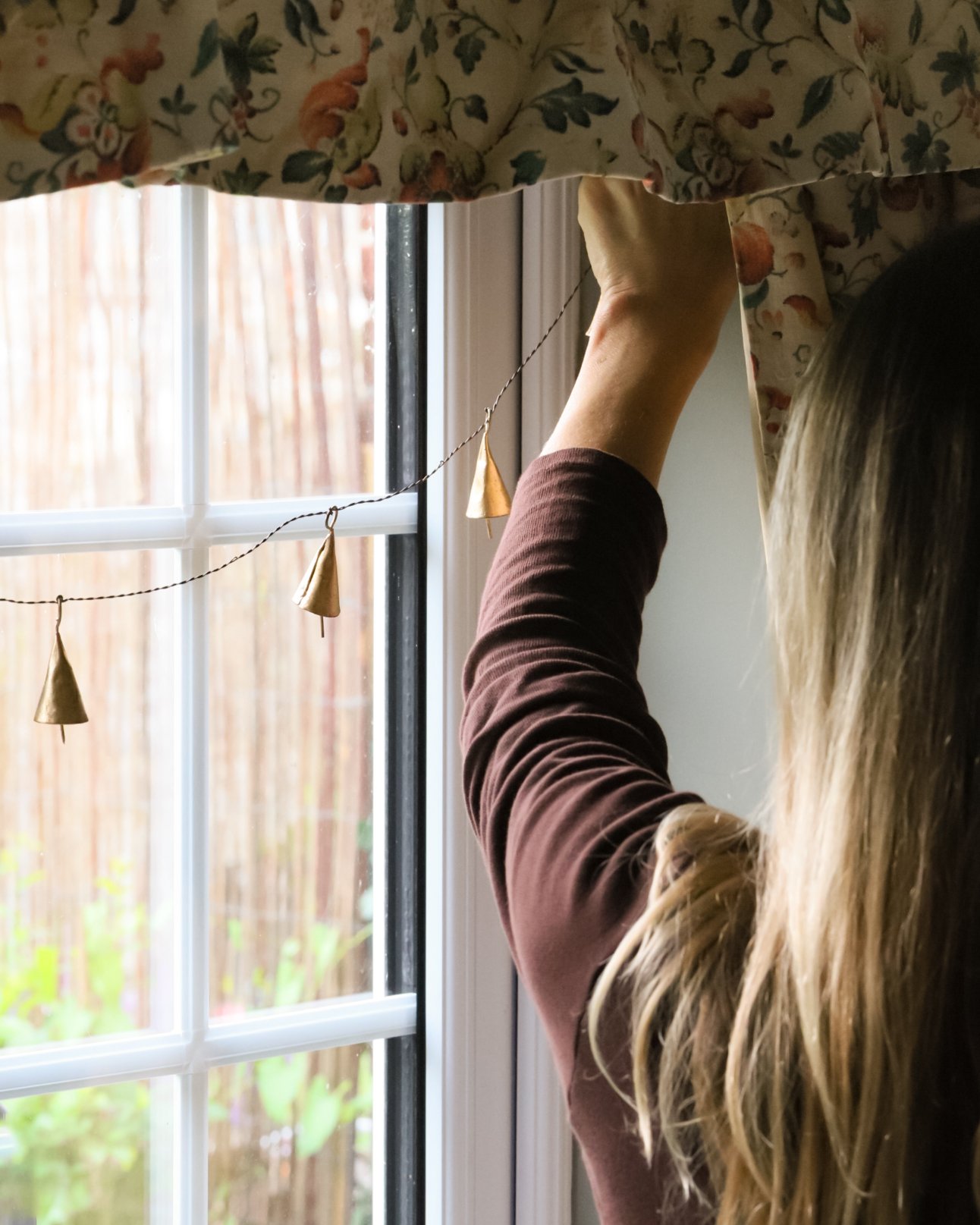Rustic bell twisted wire garland