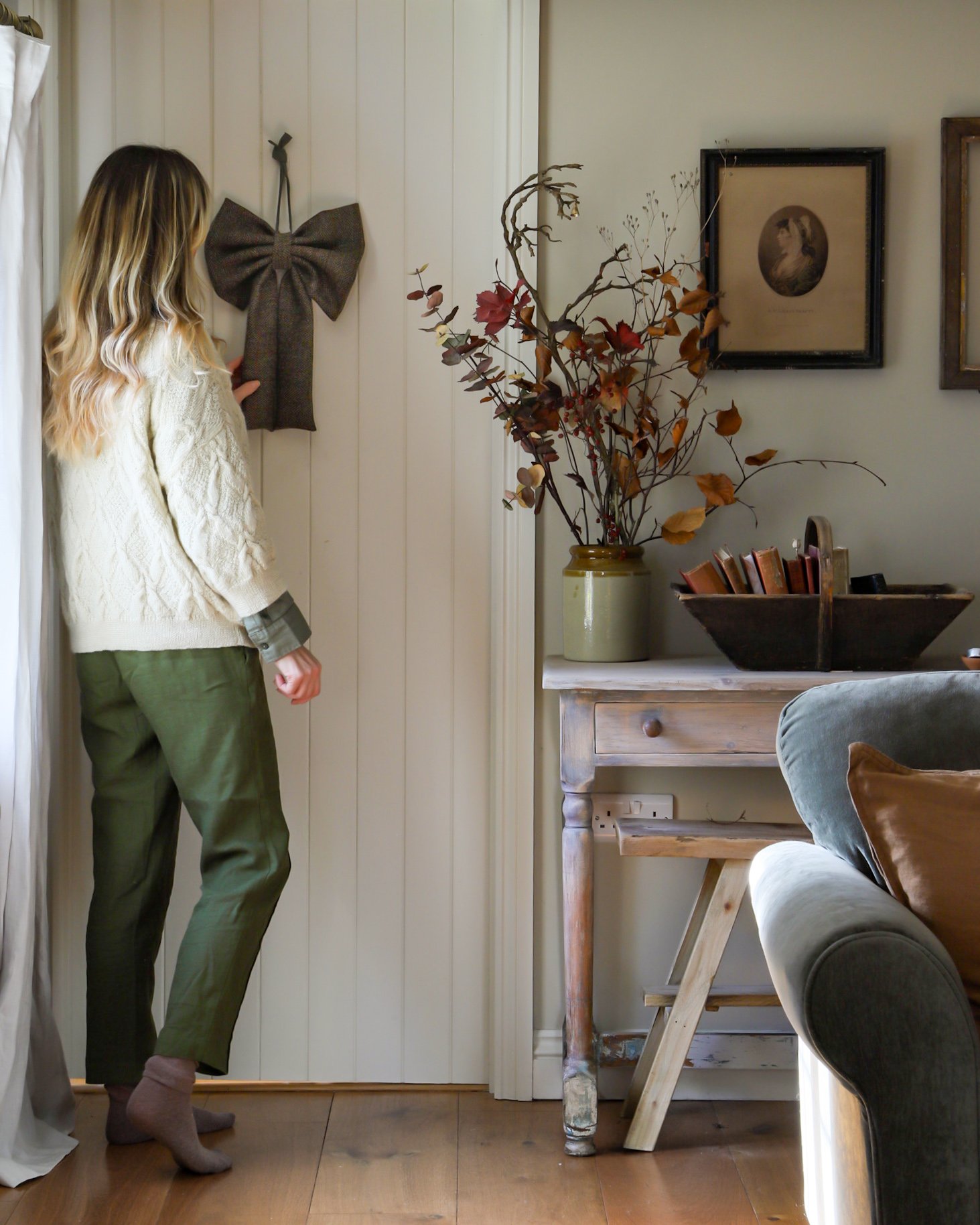 A decorative Harris Tweed bow hung on a cottage door.