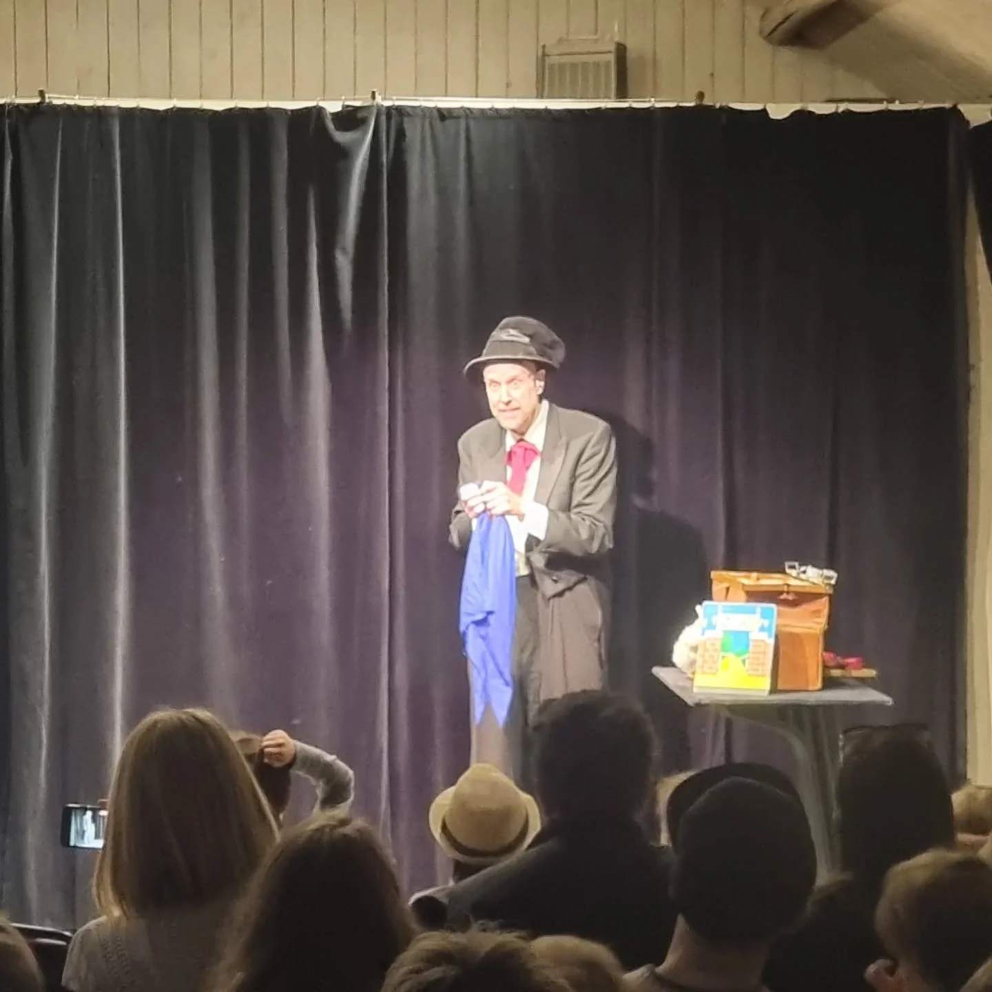 En fantastisk s&ouml;ndag f&ouml;r f&ouml;rest&auml;llning  i Wadk&ouml;ping, Dockteaterhuset. 

Roligt, mysig och magisk f&ouml;rest&auml;llning med @dozziemagic 
❤️❤️❤️