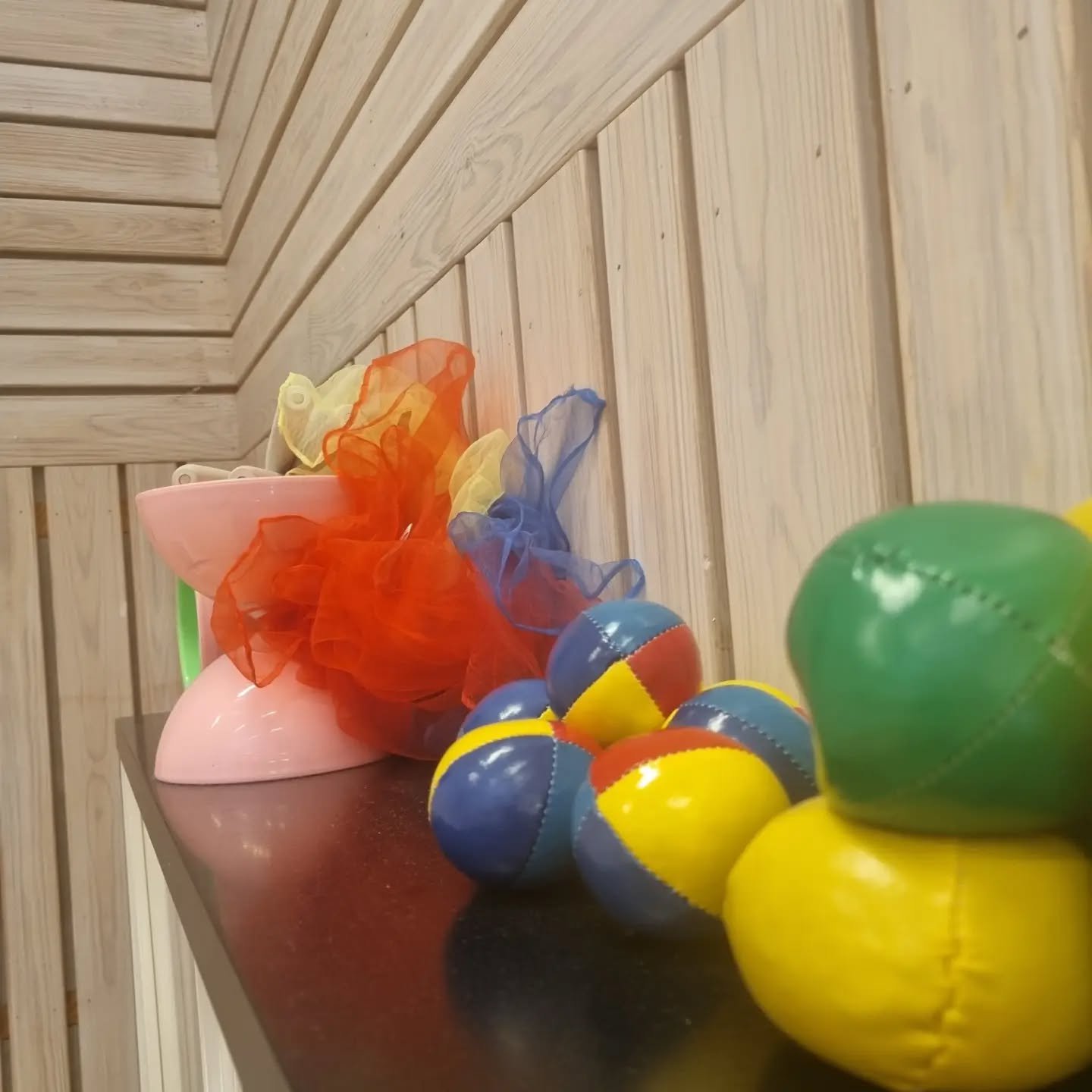 Tiden g&aring;r snabbt n&auml;r man har roligt 😀

I m&aring;ndags var det svingtrapets i &Ouml;rebro. Tisdags g&aring;klot och tyg i Finner&ouml;dja. Onsdags fick Cirkusbilen lite k&auml;rlek och idag s&aring; blir det jongsaker p&aring; kulturfriti