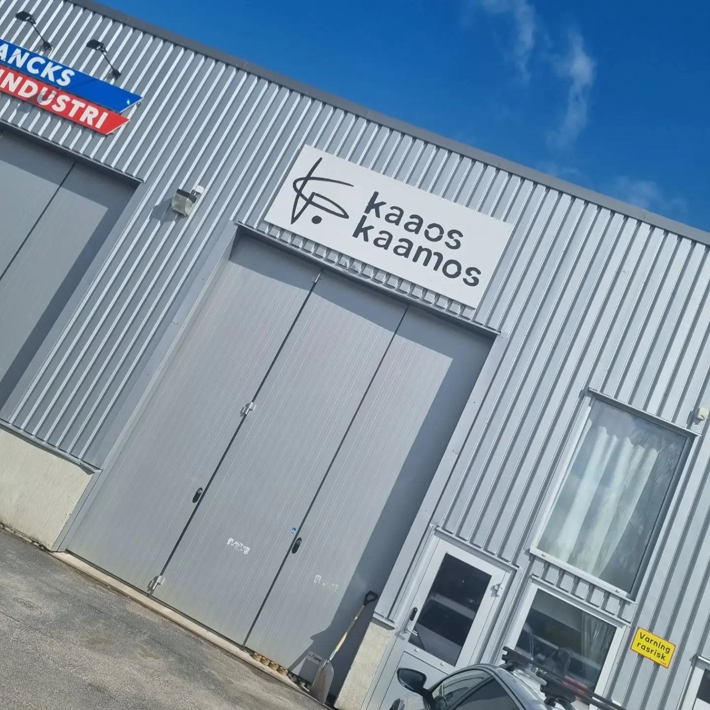 N&auml;r man tar en tur till Ume&aring; s&aring; passar man p&aring; att h&auml;lsa p&aring; hos @kaaoskaamosacademy och titta p&aring; deras fantastisk lilla cirkuslokal. 

H&auml;rligt att sitta och prata cirkus med Erik tack f&ouml;r att du tog di