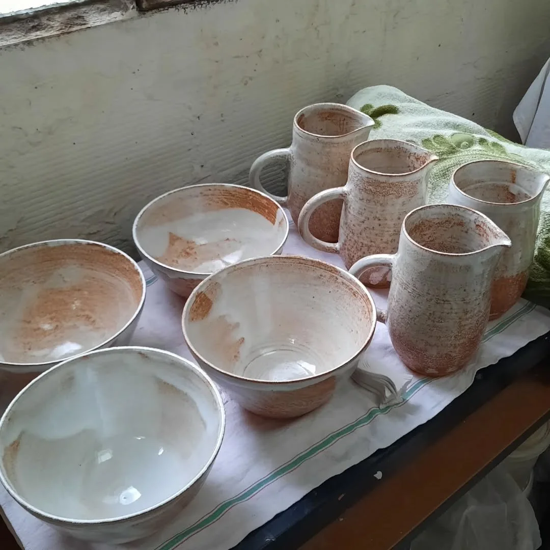 Sortie de four. 
Certaines pi&egrave;ces iront cette semaine &agrave; @atelier_murmure , une magnifique boutique-atelier &agrave; Giverny.

#ceramicdesign #artisanatfrancais #artsdelatable #authentique #collection #NATURE #wabisabi #giverny #simplici