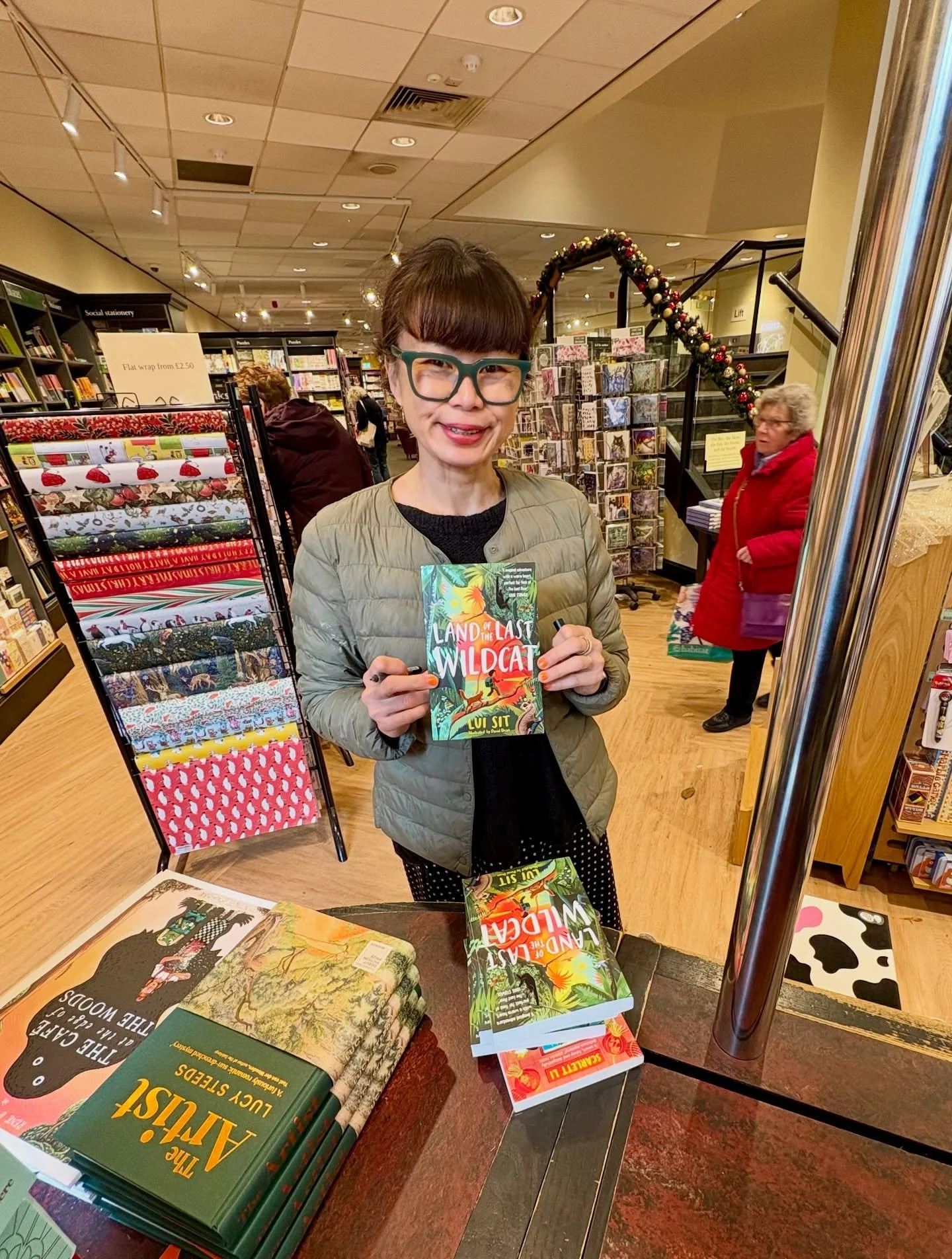 Impromptu book signing at @waterstones.sutton 😻🏝️🗿