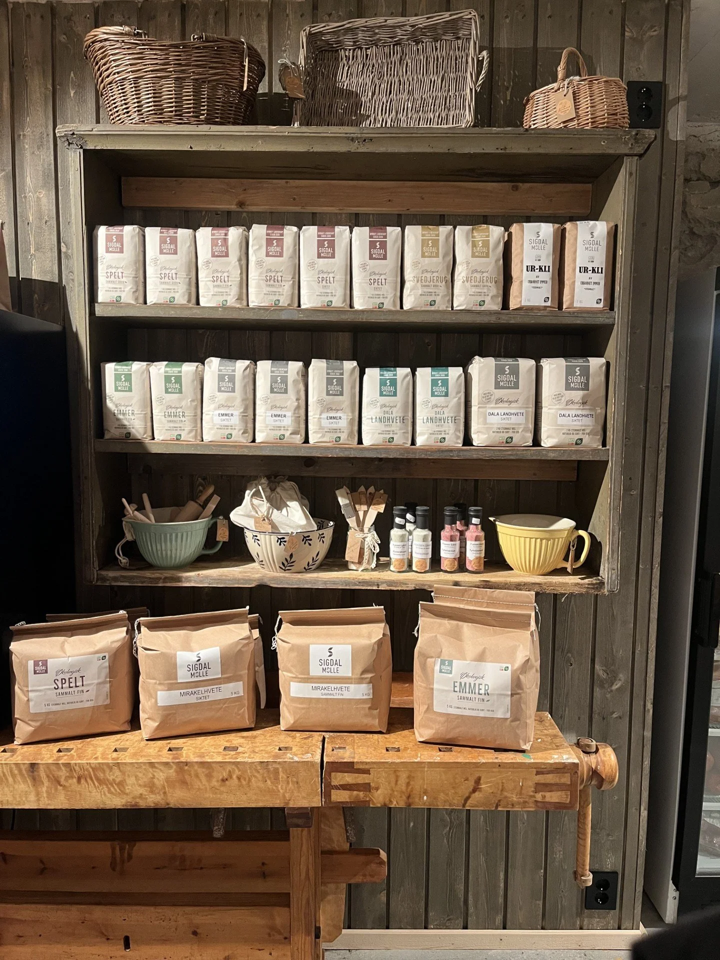 Urkorn, som er er økologisk mel fra Sigdal Mølle har vi et godt utvalg av. Surdeigstartere er lette å lage av flere av sortene. 