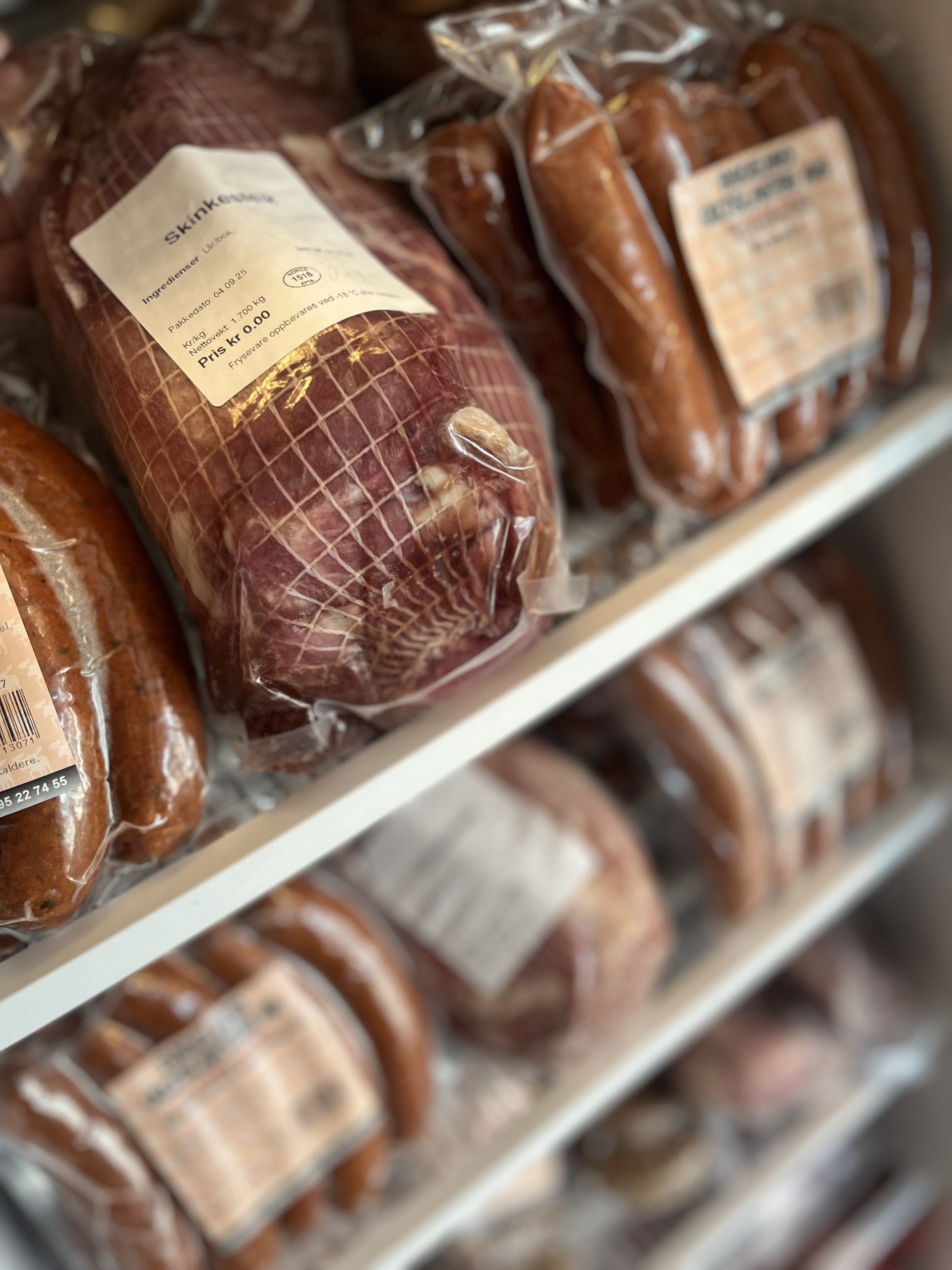 Svin fra egen frilandsgris med pølser og hamburgere fra Hadeland Viltslakteri finner du i fryseskapet. 