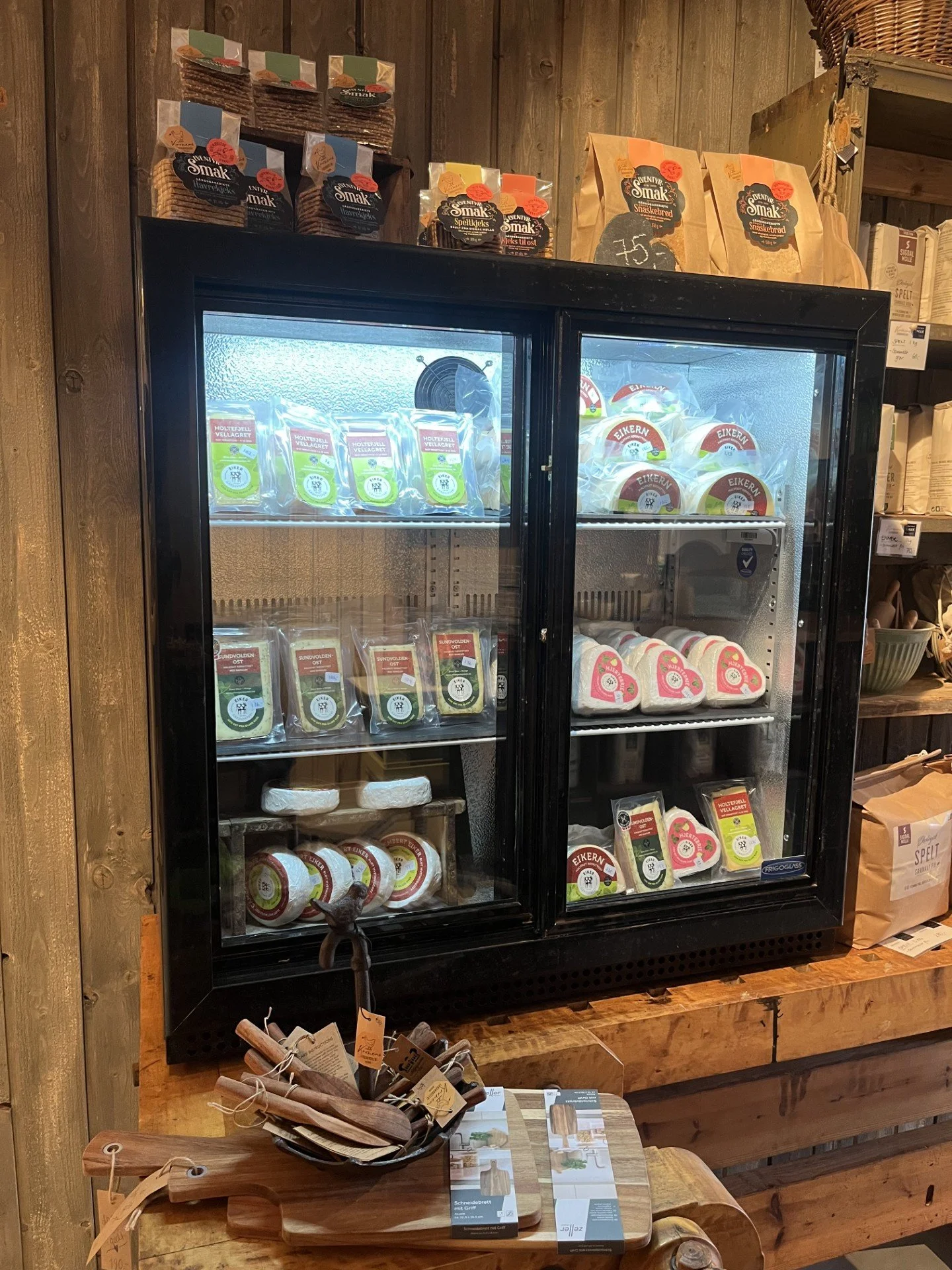 Eiker Gårdsysteri har et godt utvalg av ost i et  eget kjøleskap.
