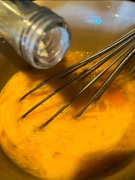 Knallgul plomme på eggene, og med urtesalt blir det magiske retter.