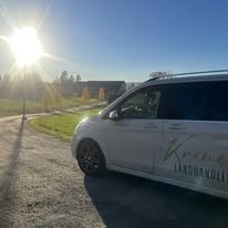 Landhandleriets bil i innkjøringen fra riksvei 280