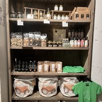 Sopp, granskuddsirup, urtekrydder, egendesignede t-skjorter er også i landhandleriet. 