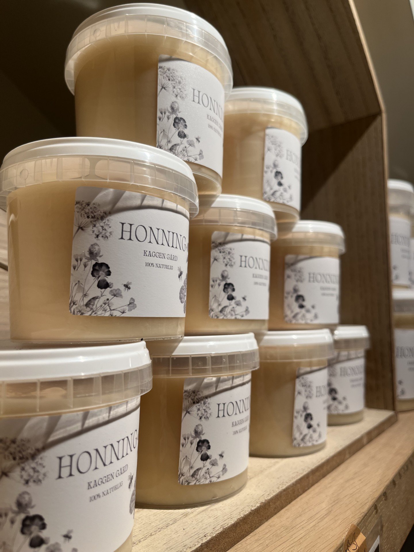 Bringebærhonning i 0,5 og 1 kg. Mindre glass finner du også, med ingefær og kryddersmak. 