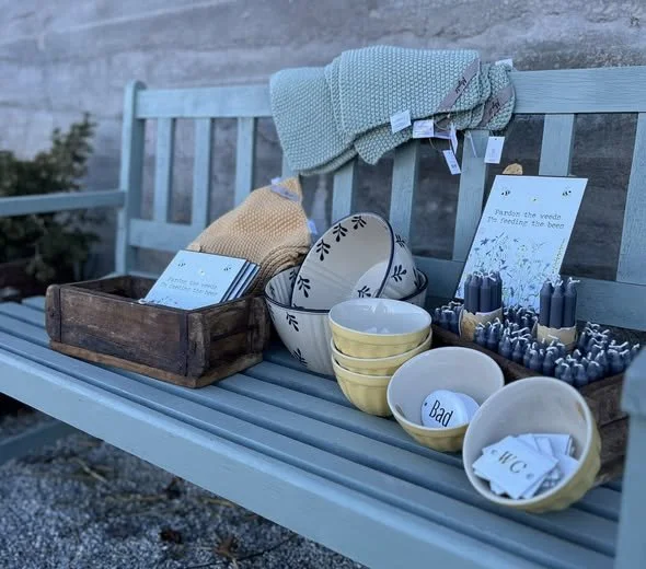 Gaveartikler fra IB Laursen, Mijøgården og EcoLiving er å finne sammen med ulike læringsrike leker og spill til store og små barn. 