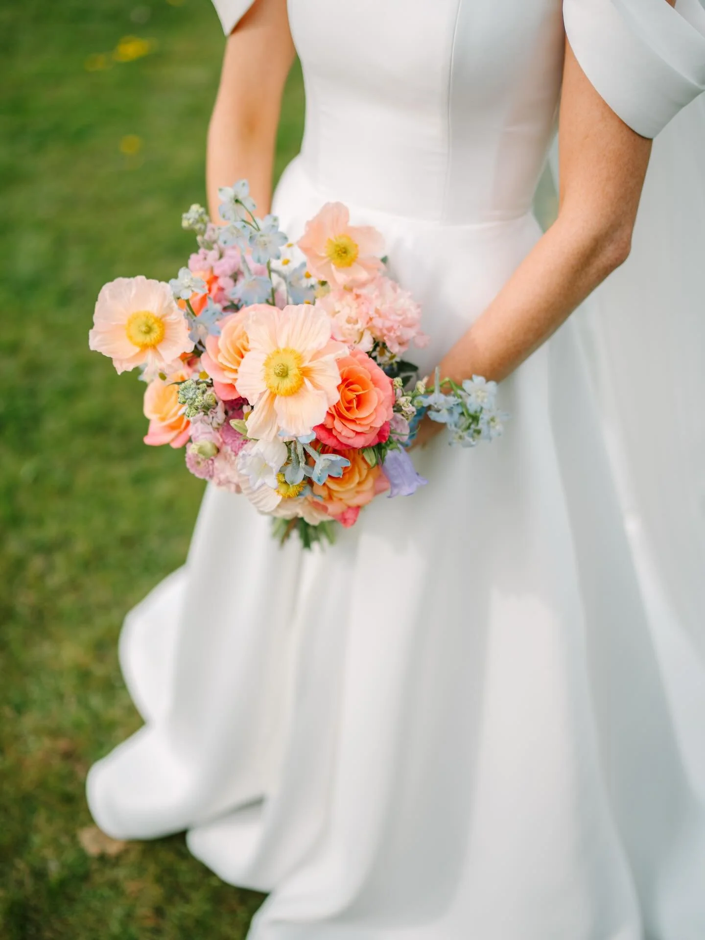 Happy 1 year Anniversary to this gorgeous couple 🩵 I remember their wedding like it was yesterday, I was 7 months pregnant and permanently out of breath! How time flies!