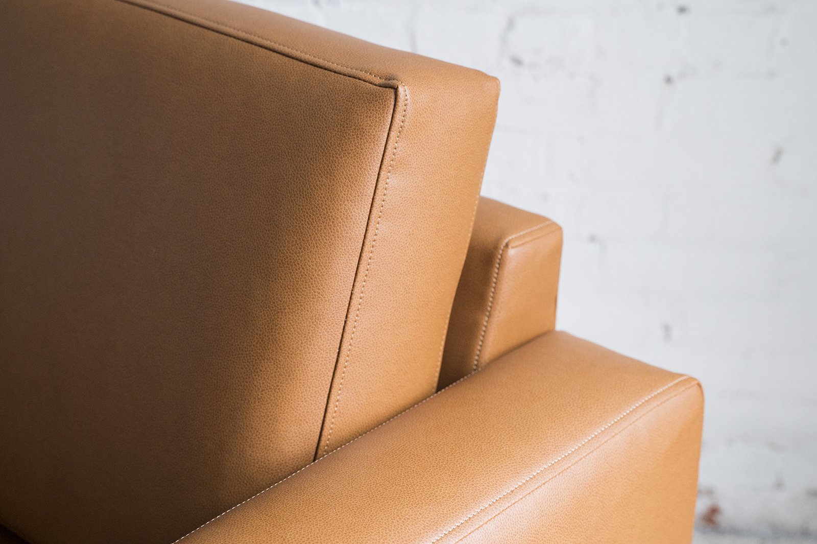 Community_Seating_ArmChair_Vinyl_Modern_Clean_Design_Office_Cafe_Furniture-Fortner_Columbus_Ohio-02.jpg
