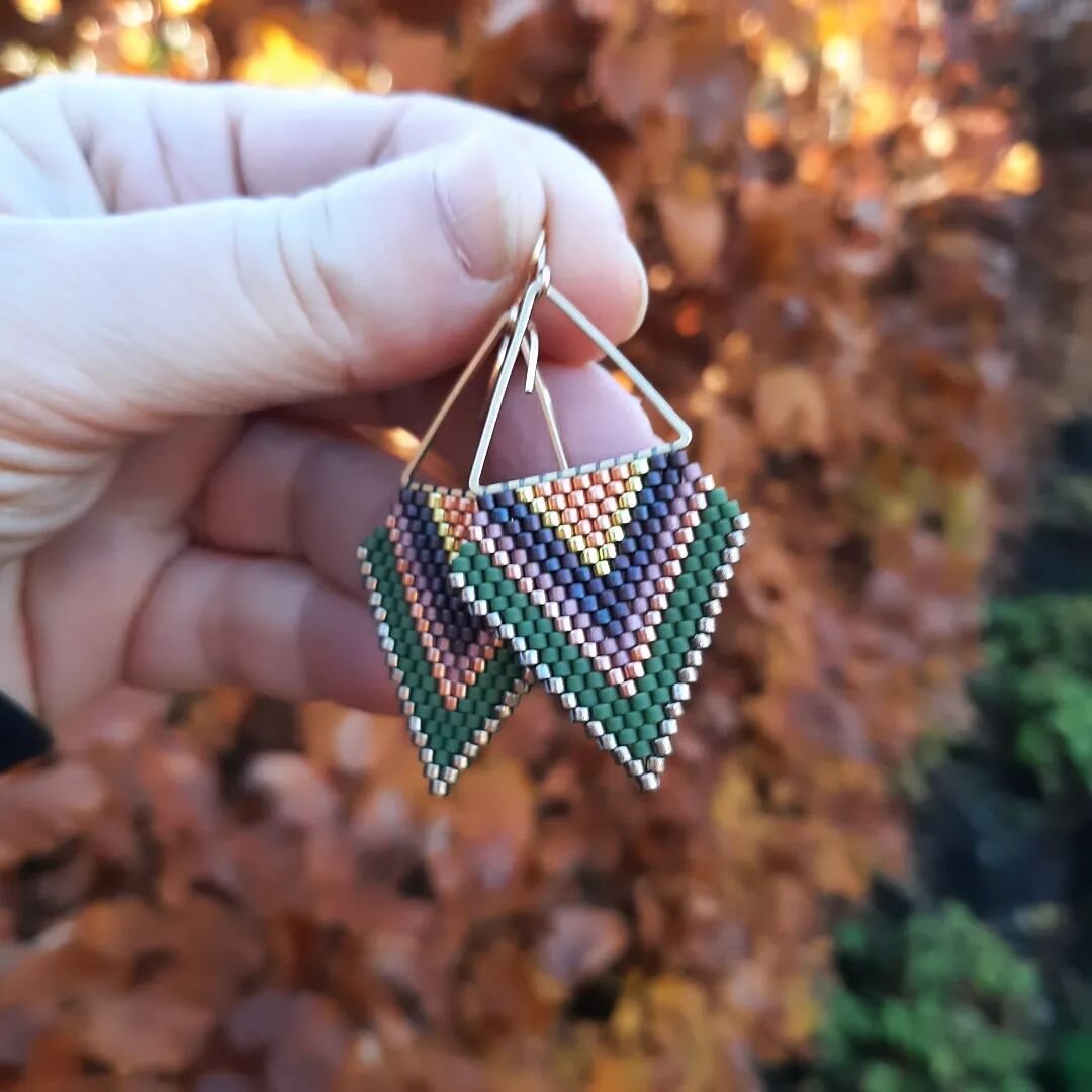 These gorgeous triangles are STILL AVAILABLE if you love the Earthy colours combination featuring dark matte chocolate, copper and matte fern green. 

14k gold filled earwires, extremely lightweight and the ONLY pair I've made. 

Please DM for more i