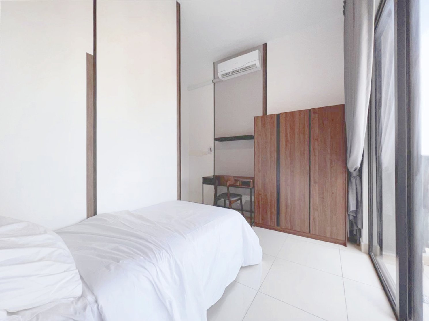  Spacious and clean medium room with balcony for 1 person with a singe-bed, shared bathroom, air-conditioning, fans, hotel quality bedding, working table and wardrobe. 