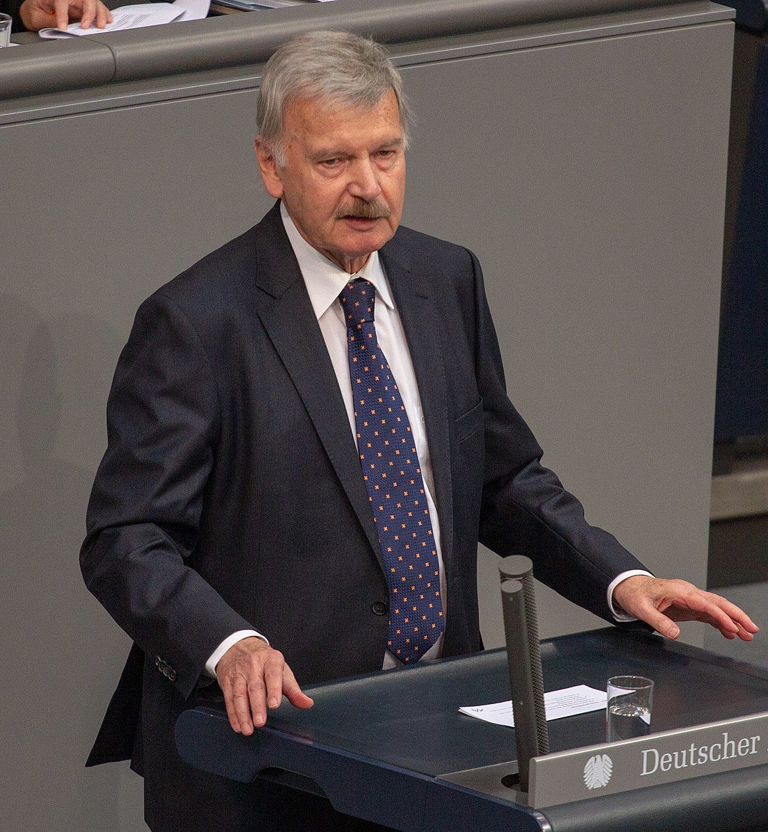 Lothar Maier am Rednerpult des deutschen Bundestags