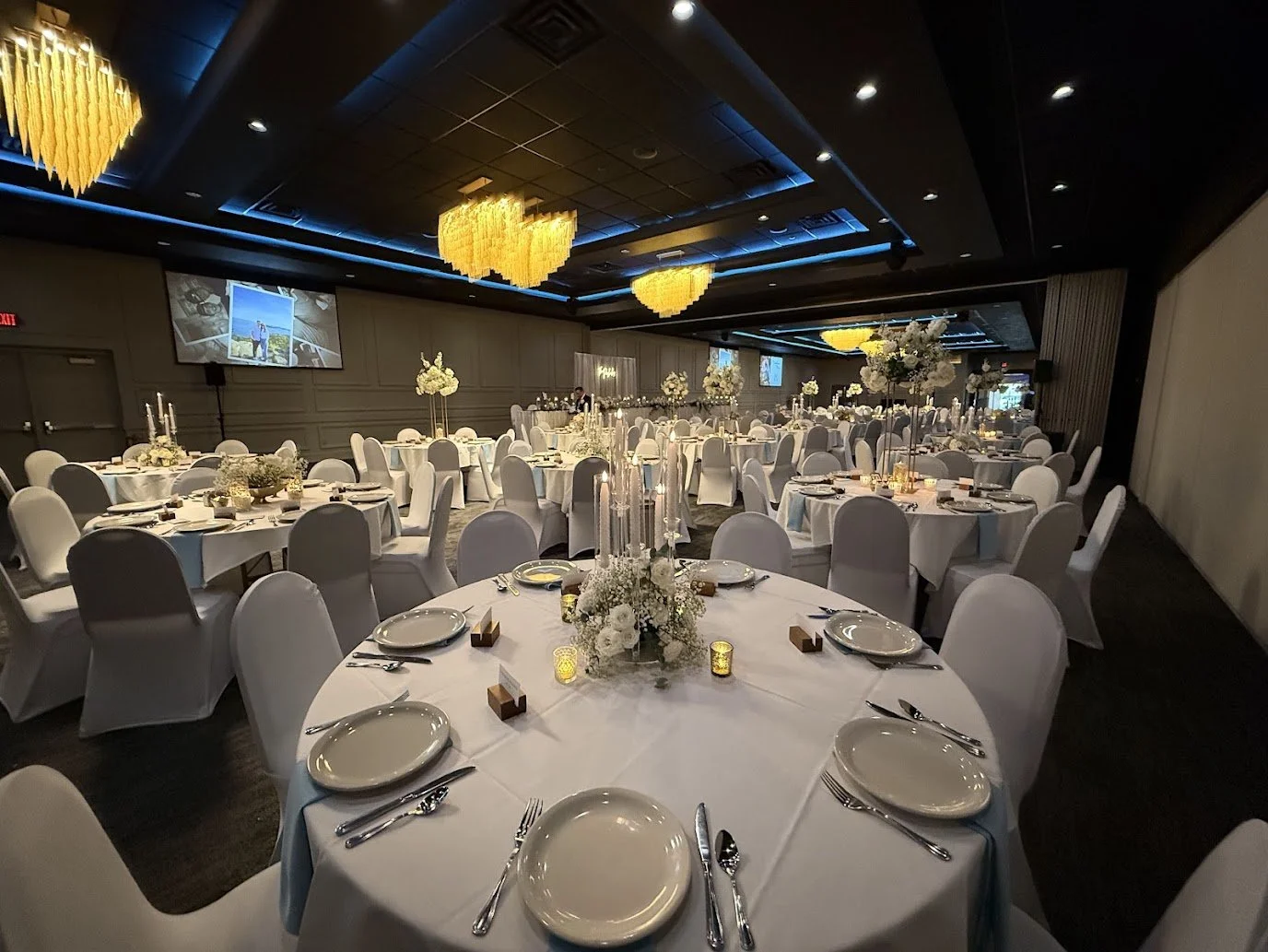 Round table reception at Stadium View Event Halls in Green Bay