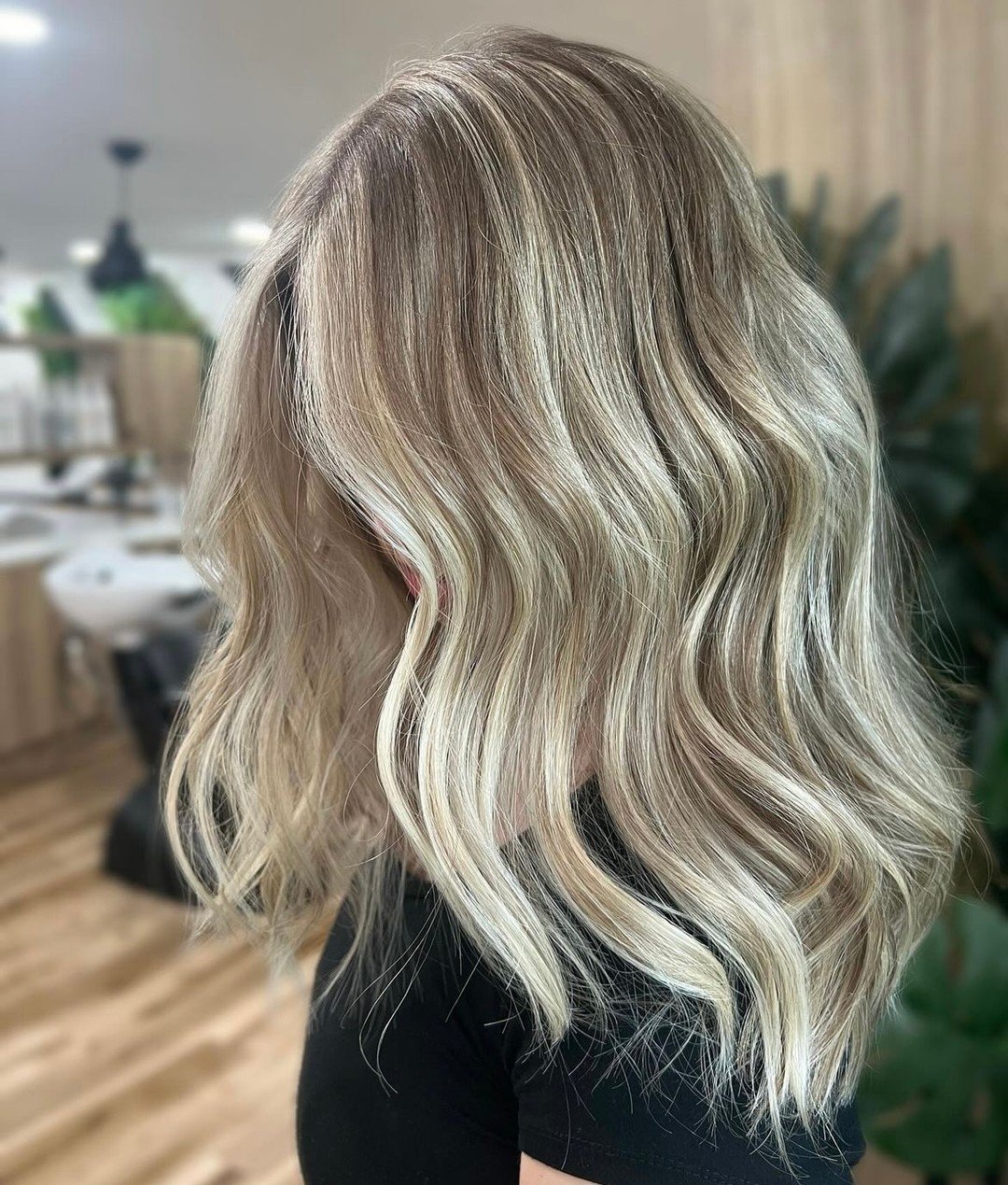 A moment for this blondie 👏
@thathairthough_

 #ctextensions #ctblonde #ctsalon #ctbalayage #glastonburyhair #glastonburyextensions #glastonburycolorist #glastonburyblonde #glastonburybalayage #thairextensions #glastonburyhairextensions #handtiedext