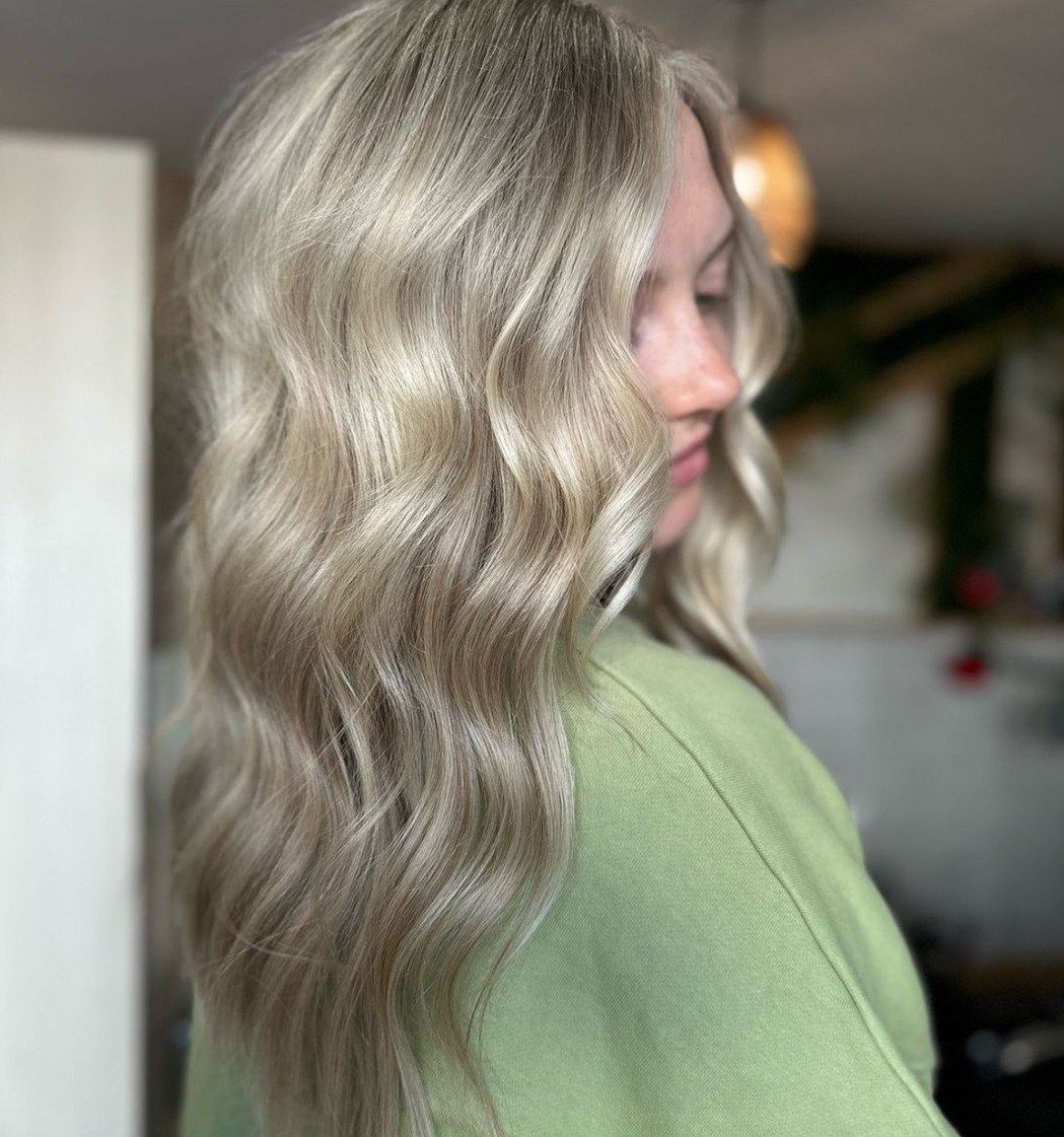 Blondes hold a special place in our hearts😍✨
@yourmanehairapist

 #ctextensions #ctblonde #ctsalon #ctbalayage #glastonburyhair #glastonburyextensions #glastonburycolorist #glastonburyblonde #glastonburybalayage #thairextensions #glastonburyhairexte