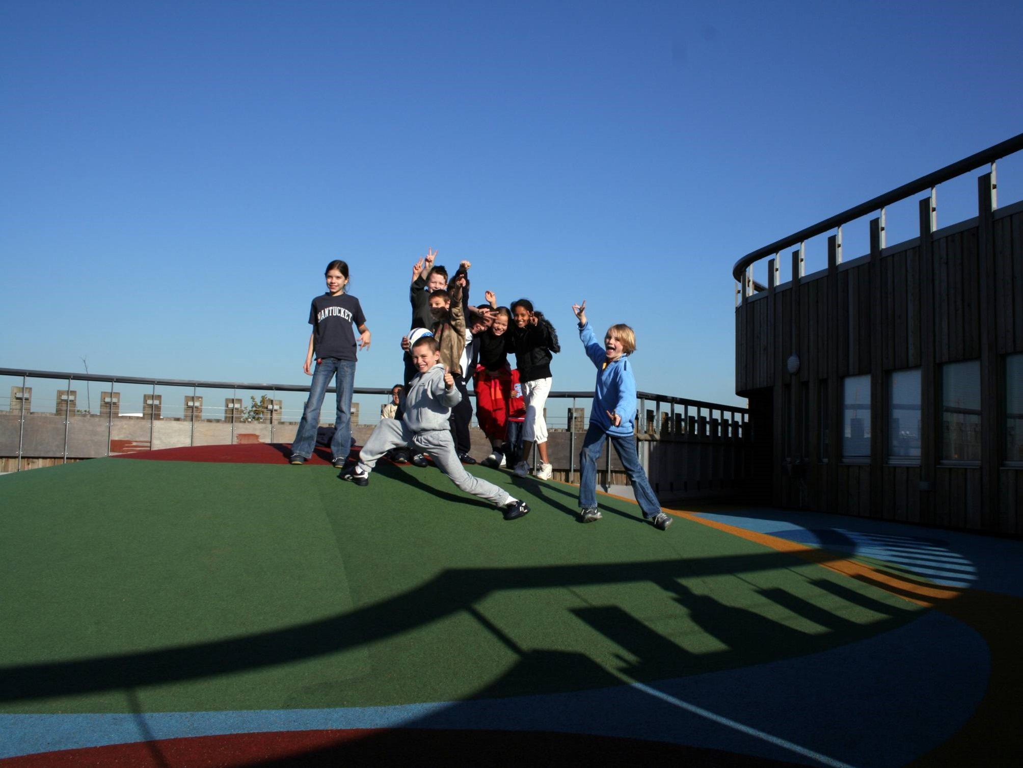 INTEGRATED LANDSCAPES to various play areas. Photo of the hill on the early years roof with bridge to the larger playground.
Greenwich Millennium School and Health Centre. Architect with Edward Cullinan Architects.