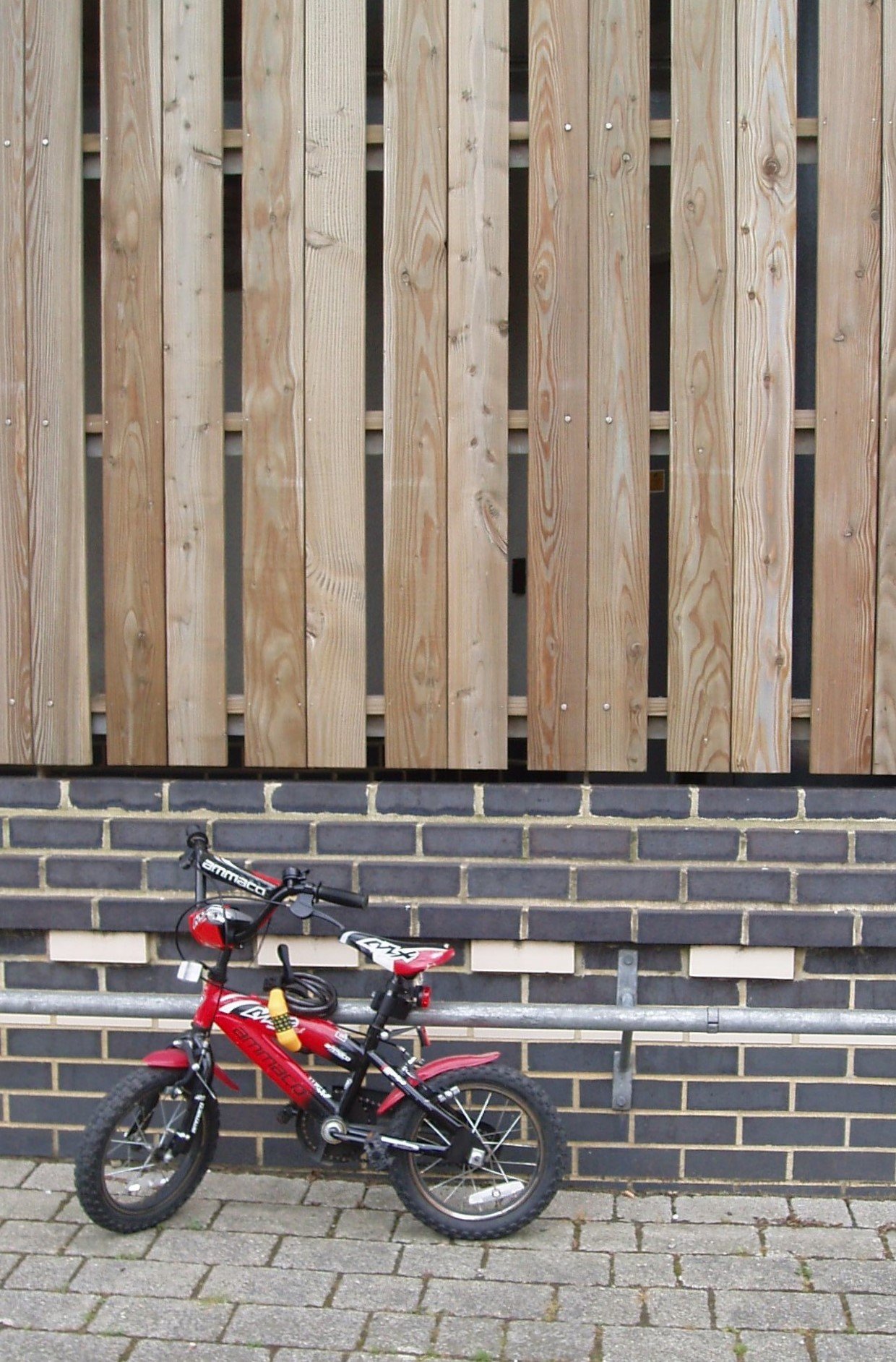 EXTERNAL ENVELOPE DETAILS - rippling walls of English larch with multipurpose brick base. Detailed design.
Greenwich Millennium School and Health Centre. Architect with Edward Cullinan Architects.