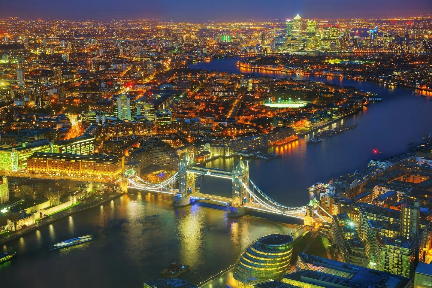 Stop for a moment to admire the magnificent aerial night view of London, England.  With its famous monuments and lively atmosphere, this city is a must-see destination. Let me show you the best of London, day and night! #LondonSkyline #NightViews #Ic