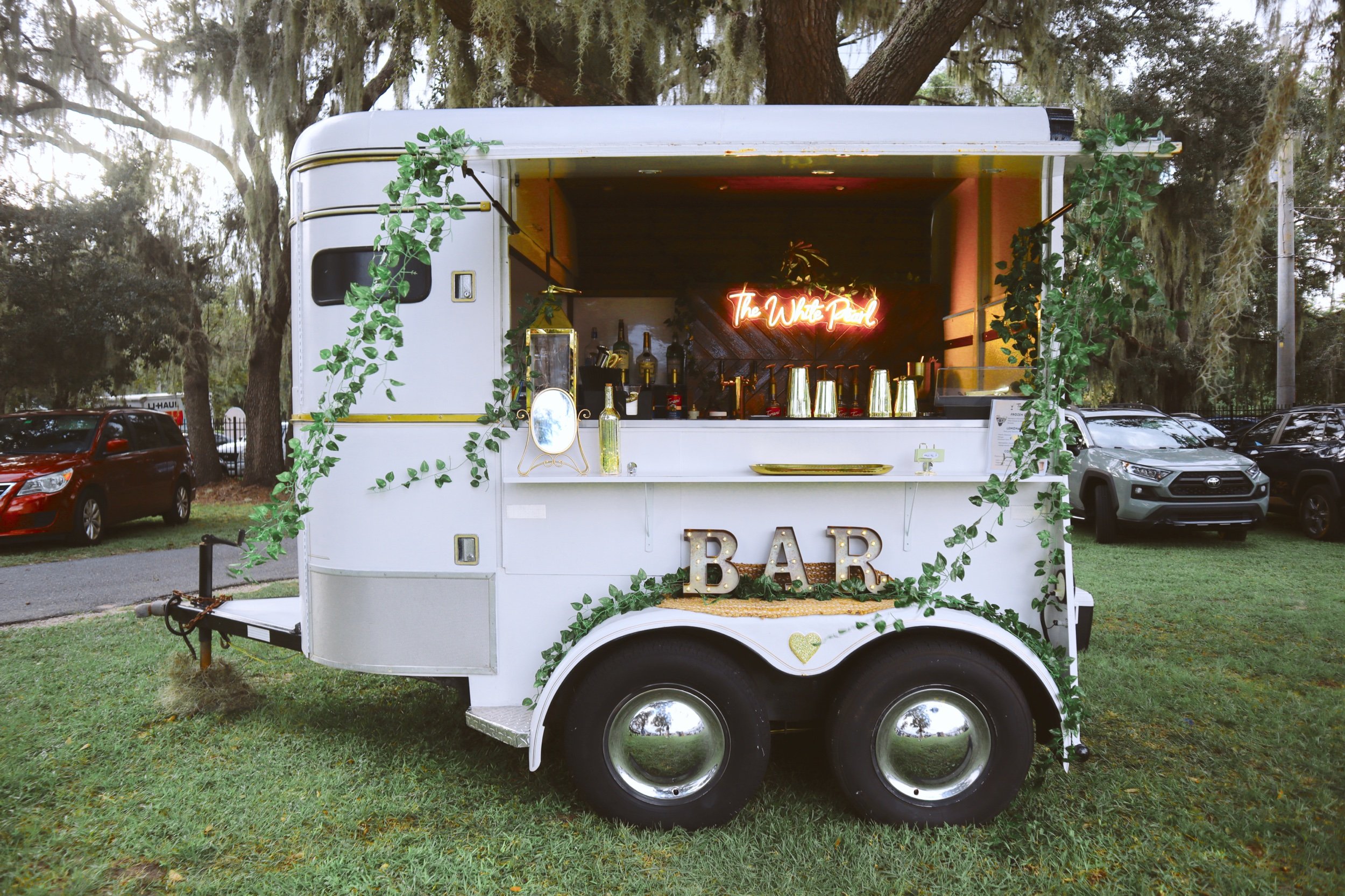 THE WHITE PEARL HORSE TRAILER