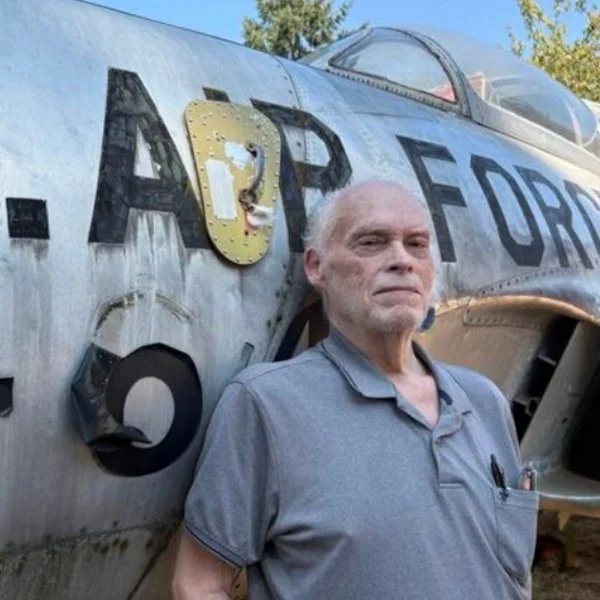 Redditors spotted a plane in a Lakewood man's backyard. How did it get there? - newsbreak