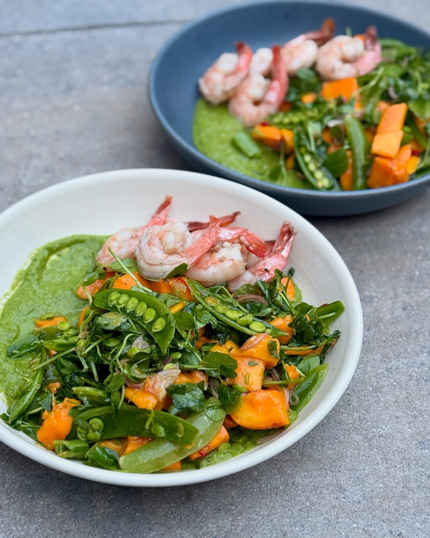 Heatwave dinner ☀️ No-cook meals have been in full effect lately with the solstice heatwave we&rsquo;re enjoying this week. This shrimp mango salad is a new favorite and it&rsquo;s pretty easy to make. The super sweet @wishingstonefarm snap peas and 