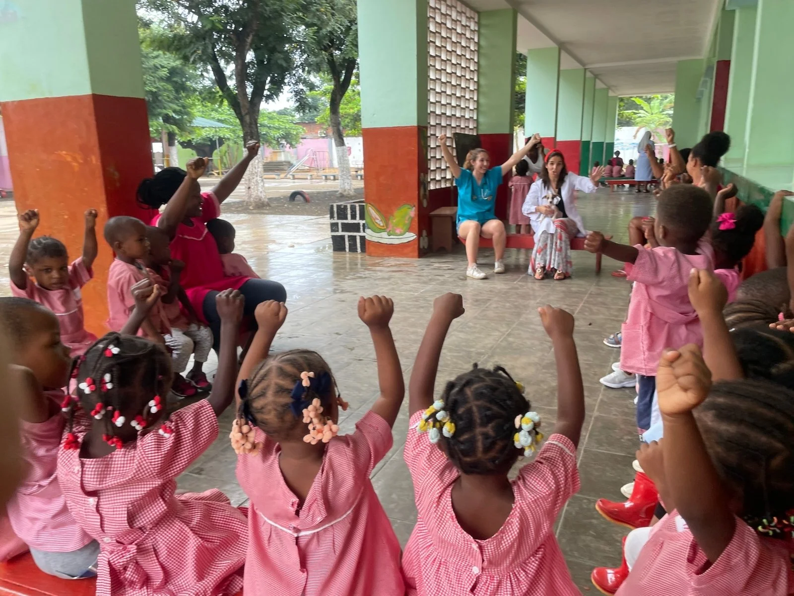Voluntários na Associação AMA, em São Tomé