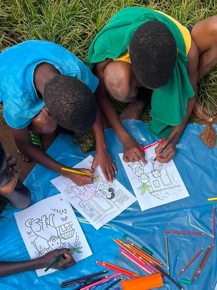 Crianças a desenhar animais numa atividade de educação da VSF Portugal