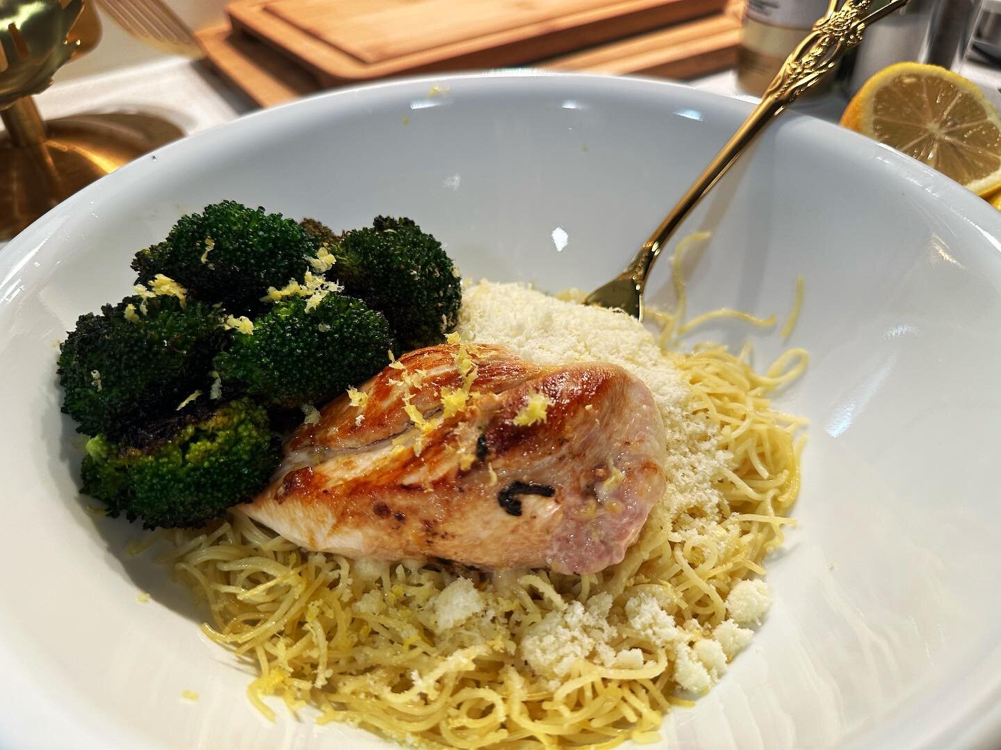 Lemon garlic chicken, broccoli &amp; pasta. Should I start my own crippled cooking show? ♿️👨&zwj;🍳
