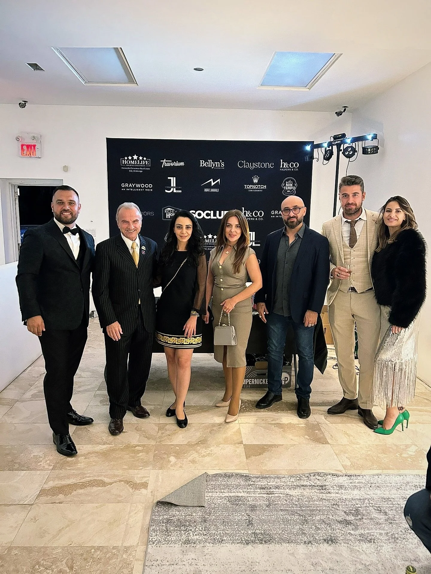 Mr Andrew Cimerman and part of HomeLife Team Canada ⭐️ @realtor.eugene as our main man last night ⭐️

⭐️⭐️⭐️⭐️⭐️

El Sr. Andrew Cimerman y parte del equipo HomeLife en Canad&aacute; ⭐️ @realtor.eugene como nuestro hombre principal de anoche ⭐️