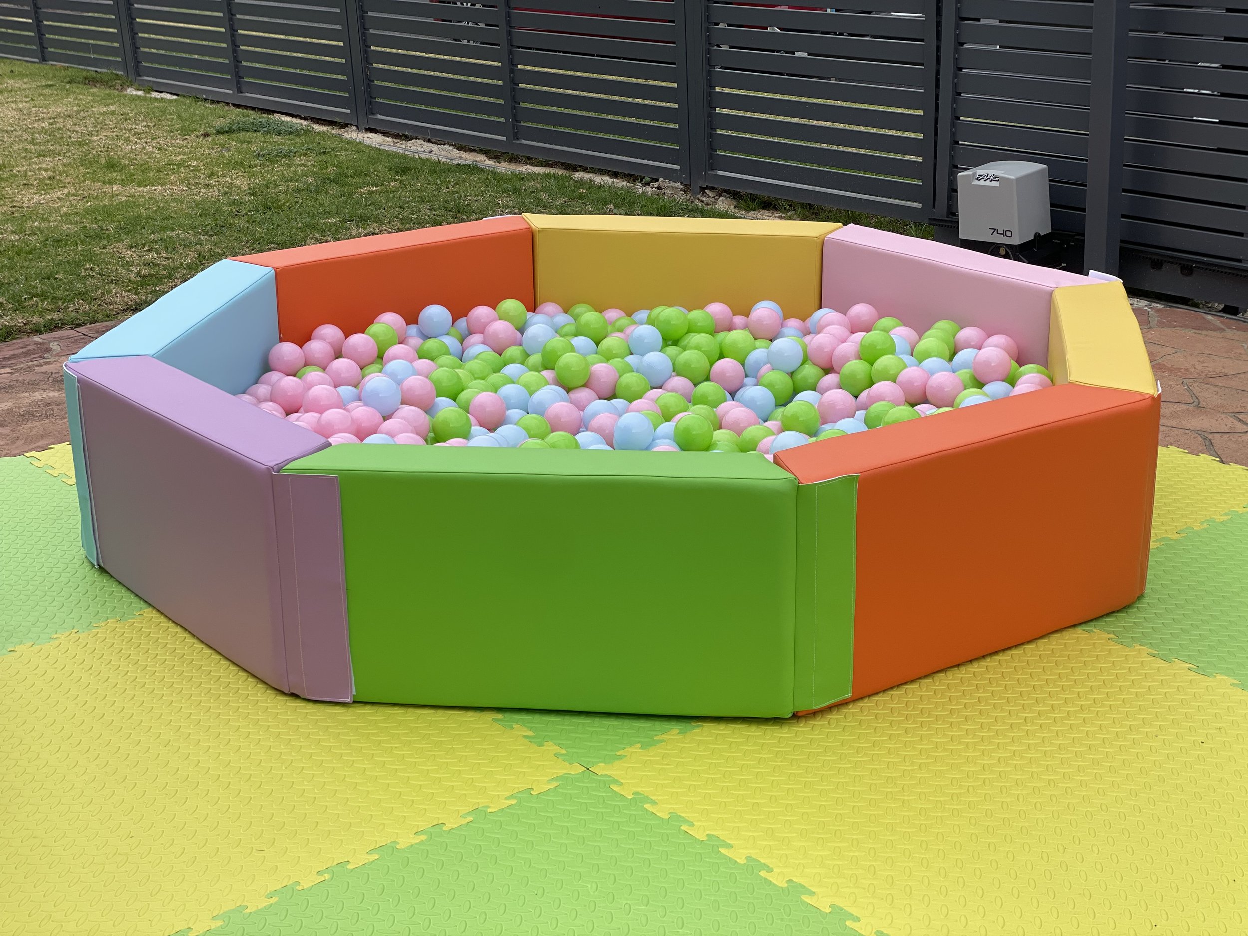 2m Bright Octagon Ball Pit