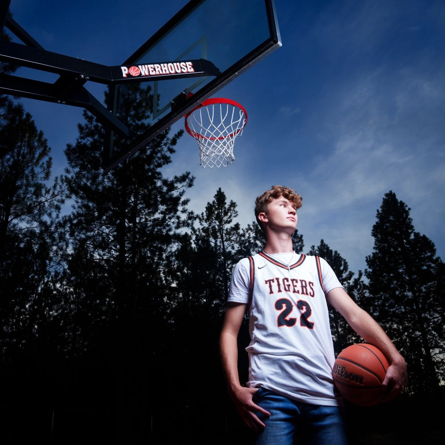Spokane senior photos that score every time! 🏀 This senior owns the court with his basketball under the hoop&mdash;capturing passion, focus, and all the moments that make senior year unforgettable.
Ready to slam dunk your own session? Let&rsquo;s ma
