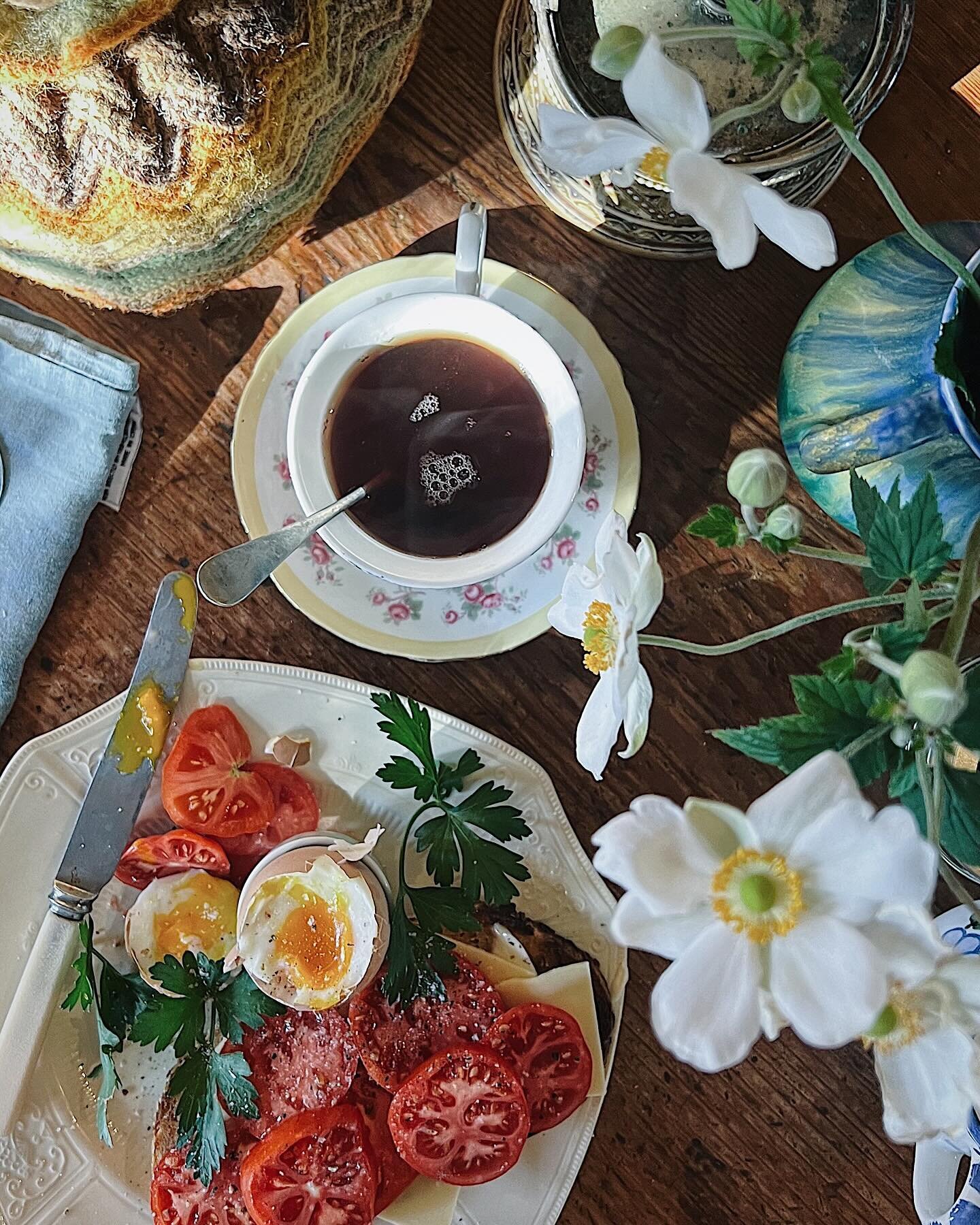 A messy brekkie table makes for a happy brekkie table ..

More in stories 🍅

#essingtonpark 
#essingtonparkshearersquarters 
#tomatoontoast 
#breakfast