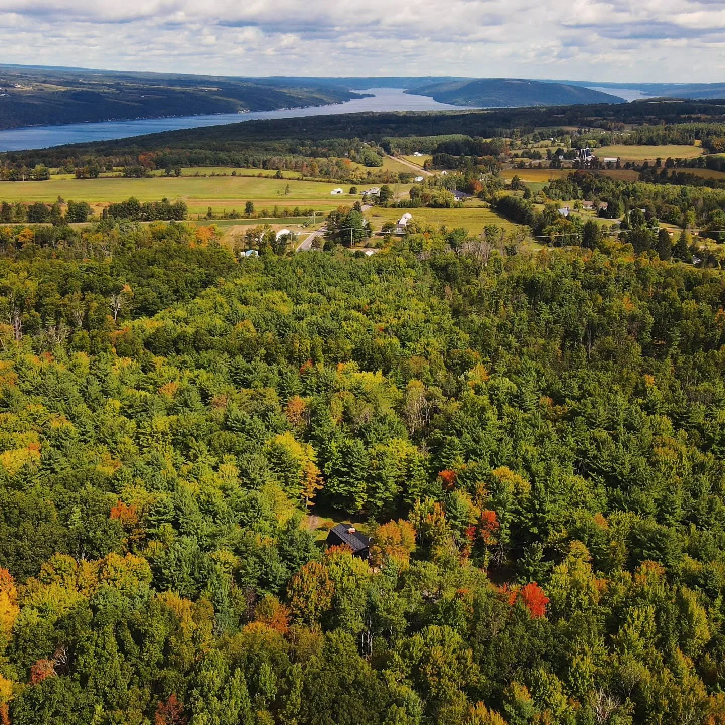 🍂 The Hideaway is the ultimate autumn escape 🍁 Nestled in the heart of the Finger Lakes, you&rsquo;re surrounded by golden leaves, crisp air, and endless trails that make fall feel like pure magic. Cozy up by the fire pit, soak in the outdoor spa, 