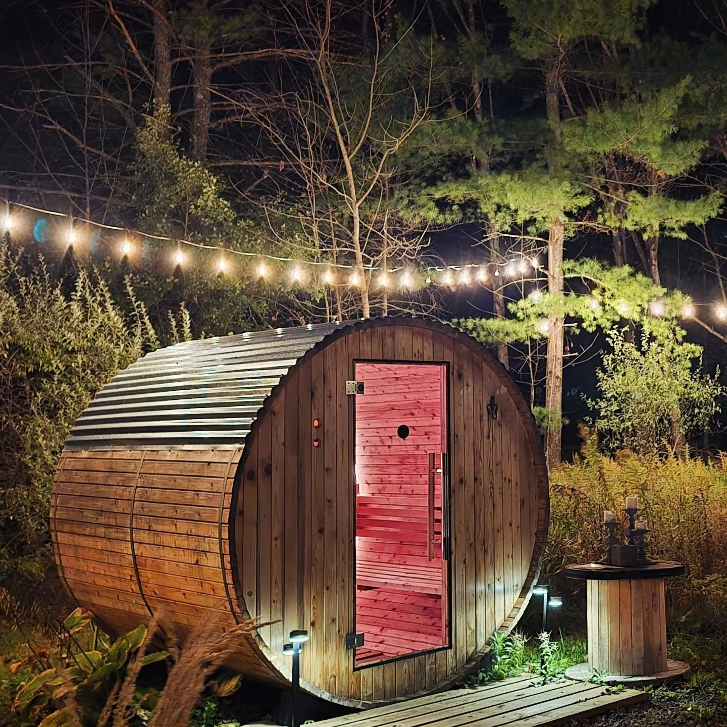 Evenings in the outdoor spa at The Hideaway are pure calm. The forest gets quiet, the air cools, and the soft glow from the sauna lights up the trees. Slip into the warm water, breathe in the fresh pine air, and let everything else fade away. 🌙🌲

I