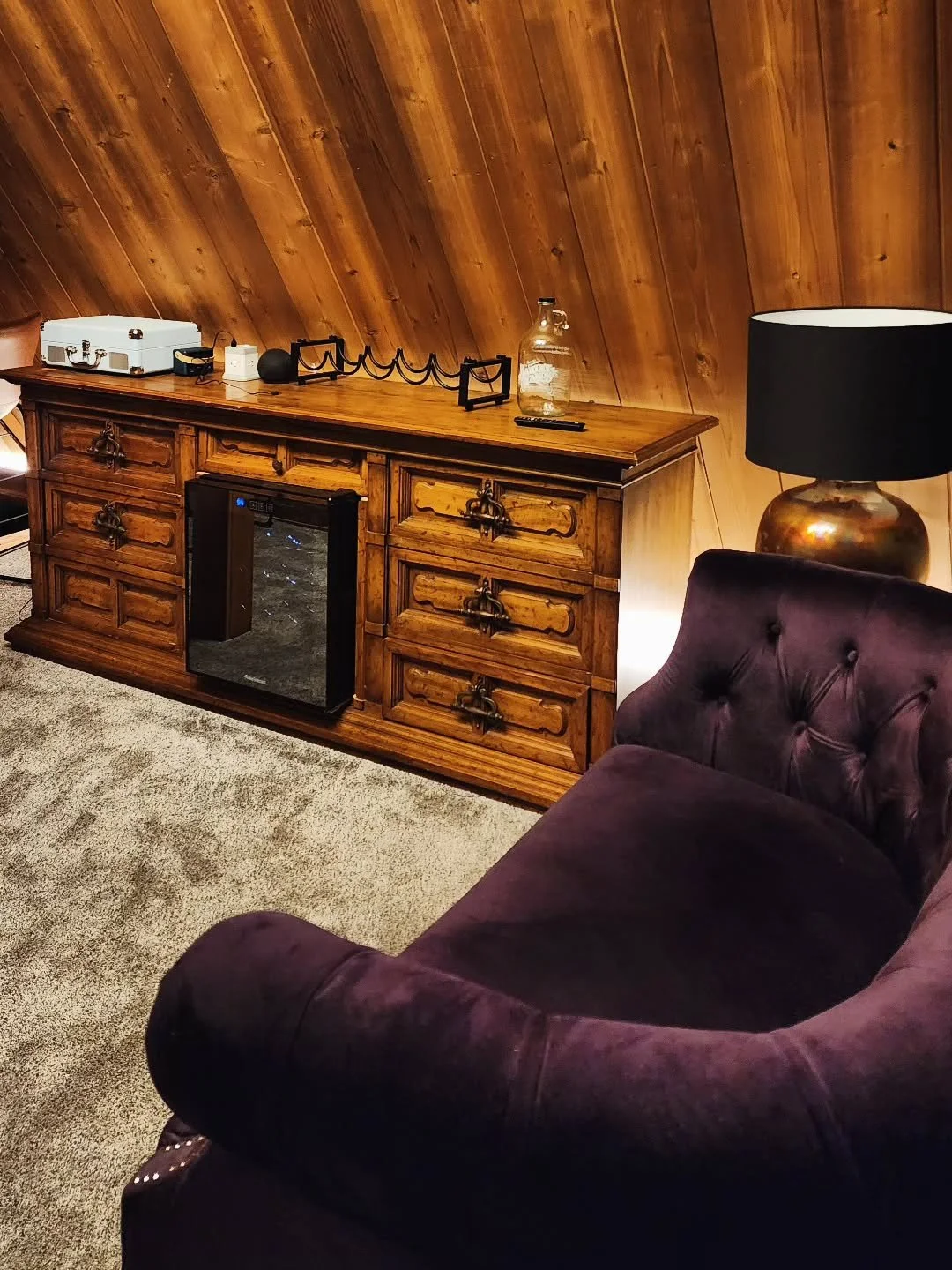 The lounge is where plans disappear&mdash;in the best way.
Put a record on and let it play all the way through. Pour a drink at the loft bar. Sit back and watch a movie, or grab a book and read until you forget what time it is.

It&rsquo;s the kind o