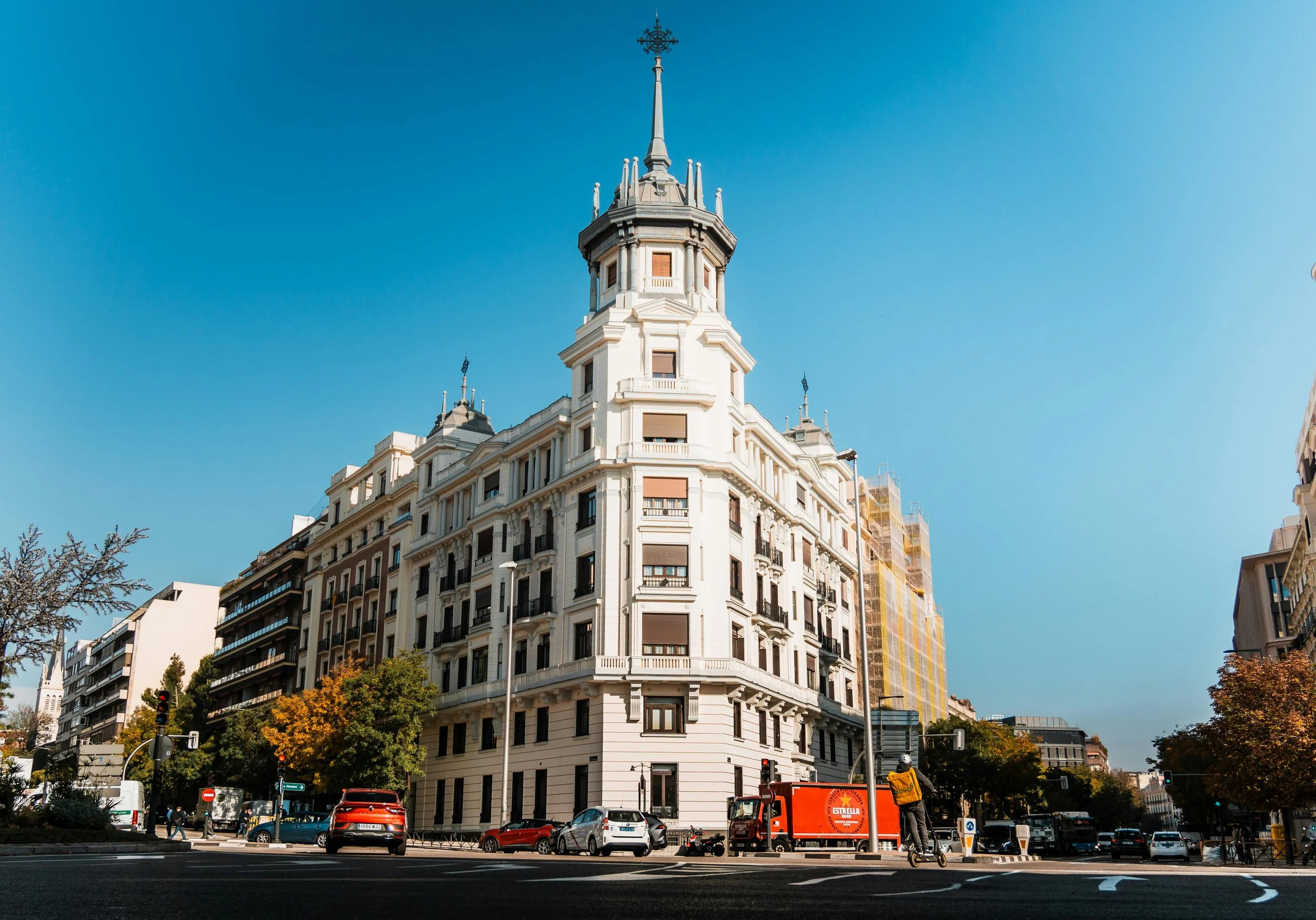Cómo adaptar el contenido audiovisual a mercados locales en vídeos inmobiliarios y de diseño.
