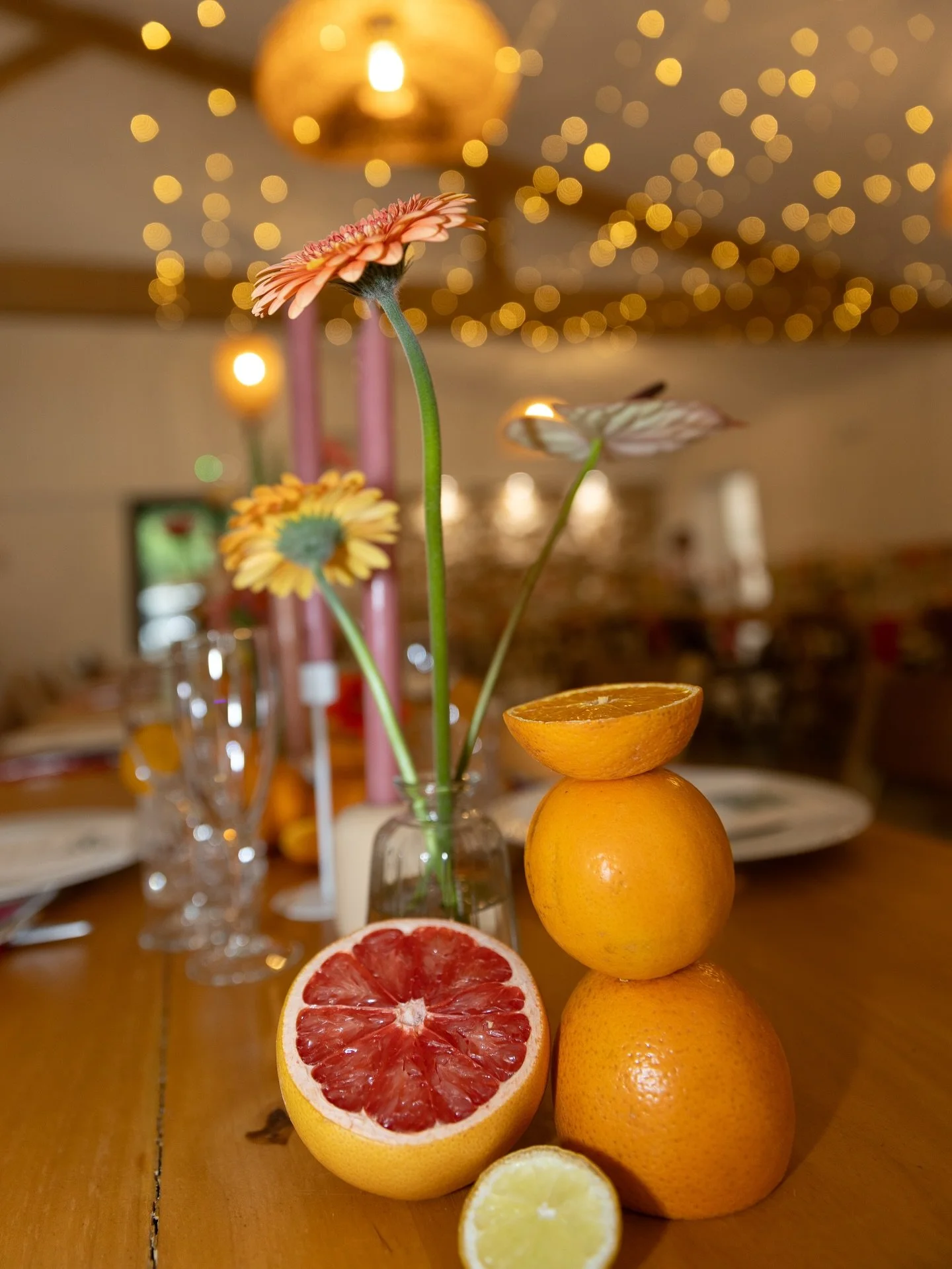 Des couleurs qui p&eacute;tillent et des d&eacute;tails qui font toute la diff&eacute;rence ✨🍊
Des fleurs flamboyantes, des agrumes vitamin&eacute;s, des bougies pastel&hellip; chaque recoin de cette table respire la joie et la bonne humeur 🌸🎉 

S
