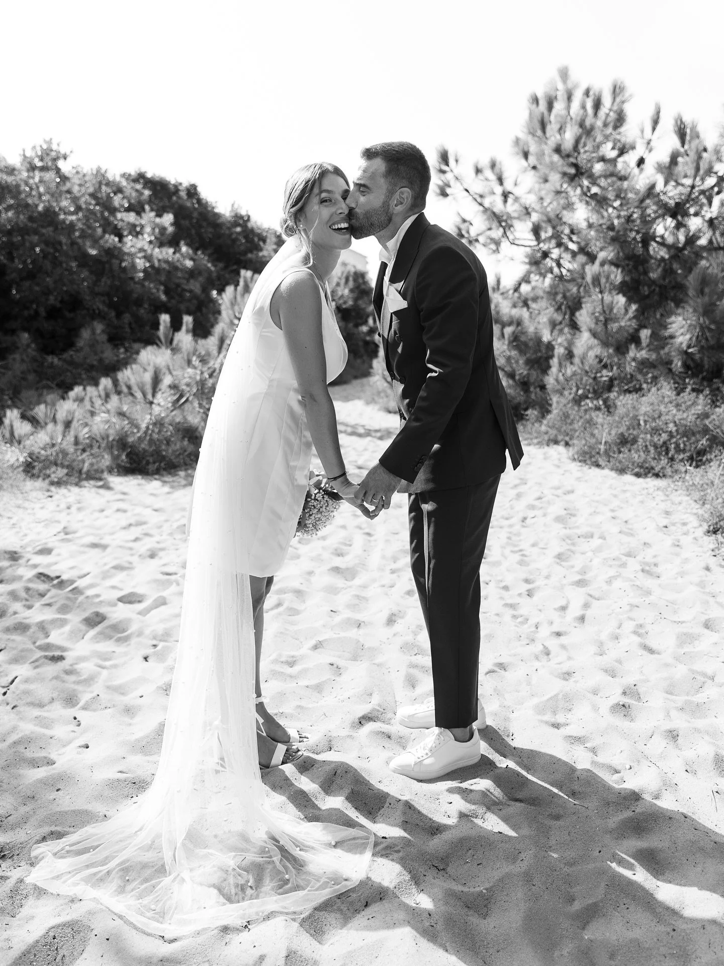 Le baiser manqu&eacute; qui provoque un fou rire🌞💛 Le naturel c&rsquo;est &ccedil;a le secret !

#photographemariagelandes #photographemariagepaysbasque #photographemariagevaucluse #marinecollectionphoto #weddingvibes #mariagecotelandaise