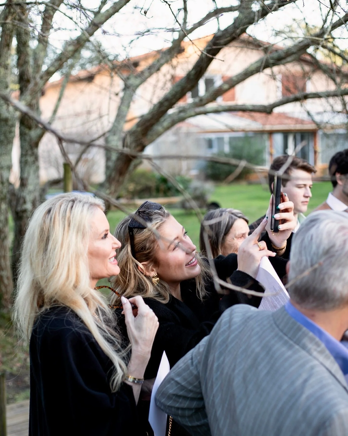 Les mariages en hiver sont aussi magiques ✨🍁 

Pour cette c&eacute;r&eacute;monie la&iuml;que en France, les familles sont venues d&rsquo;Espagne et des &Eacute;tats-Unis pour c&eacute;l&eacute;brer Aida &amp; Katie 💍😍 

Lieu : @oceanshelter 

#ph